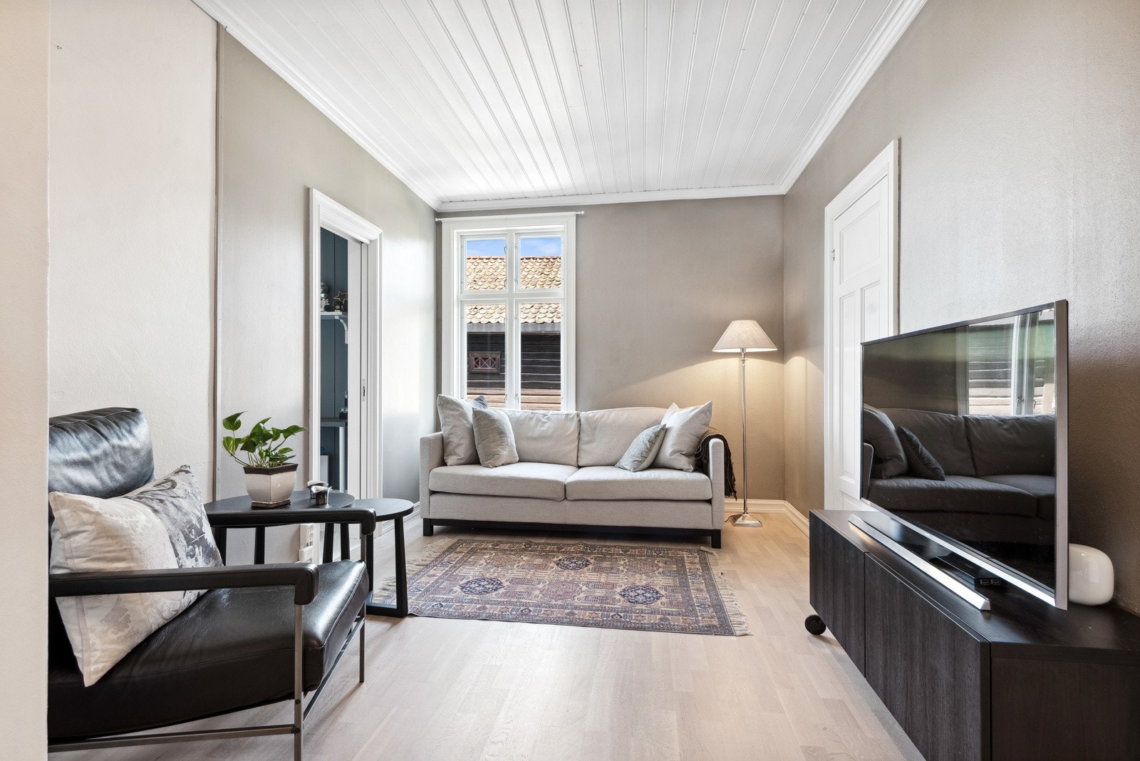 Den innholdsrike boligen har også en TV-stue. Galleribilde