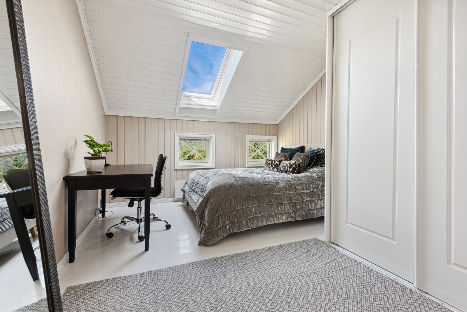 Boligen har fem soverom. Dette soverommet er innredet som gjesterom. Galleribilde