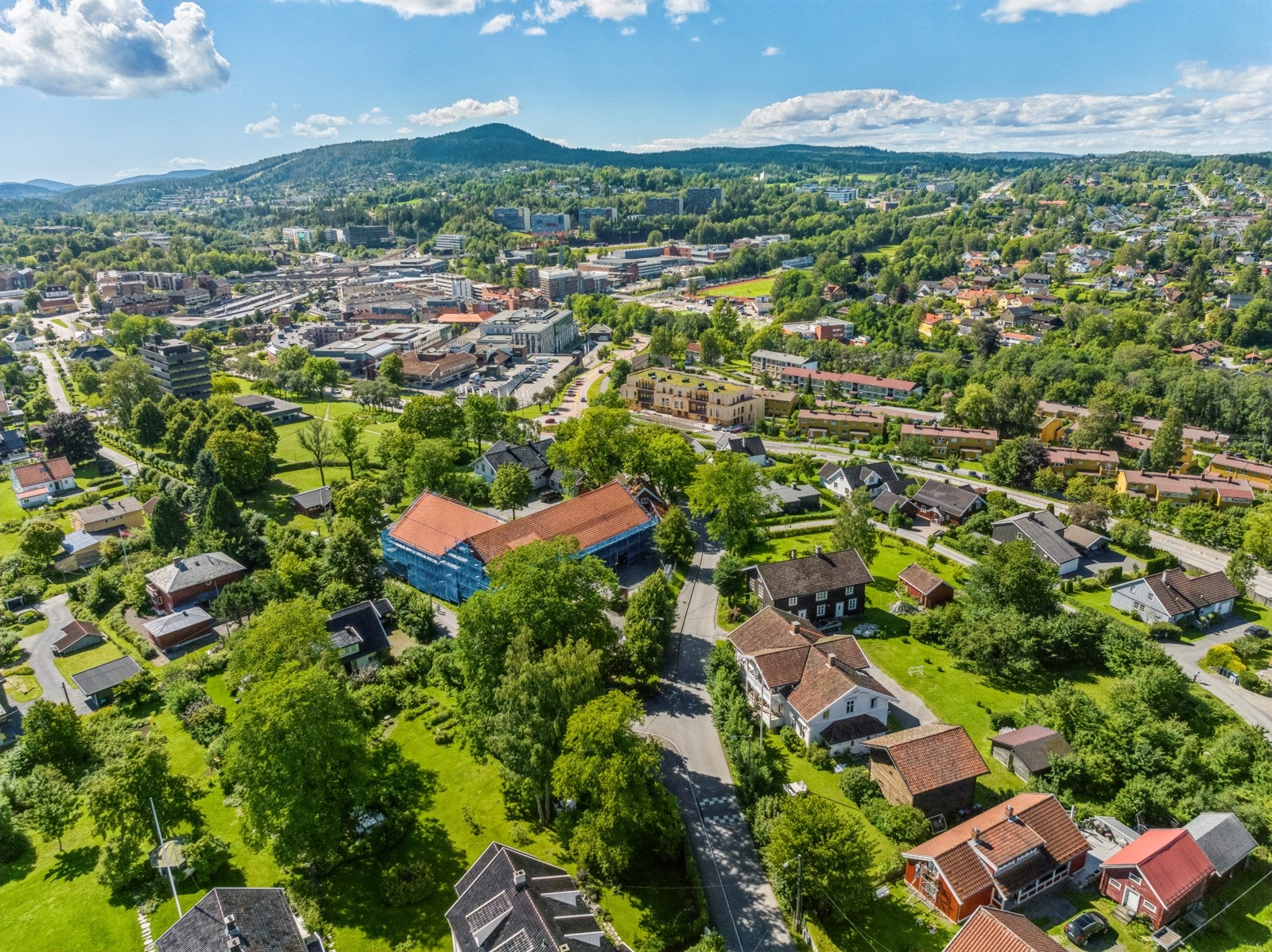 Boligen ligger en liten rusletur ovenfor Asker sentrum. Området er skjermet og landlig med både historiske bygninger og nyere bebyggelse. Galleribilde
