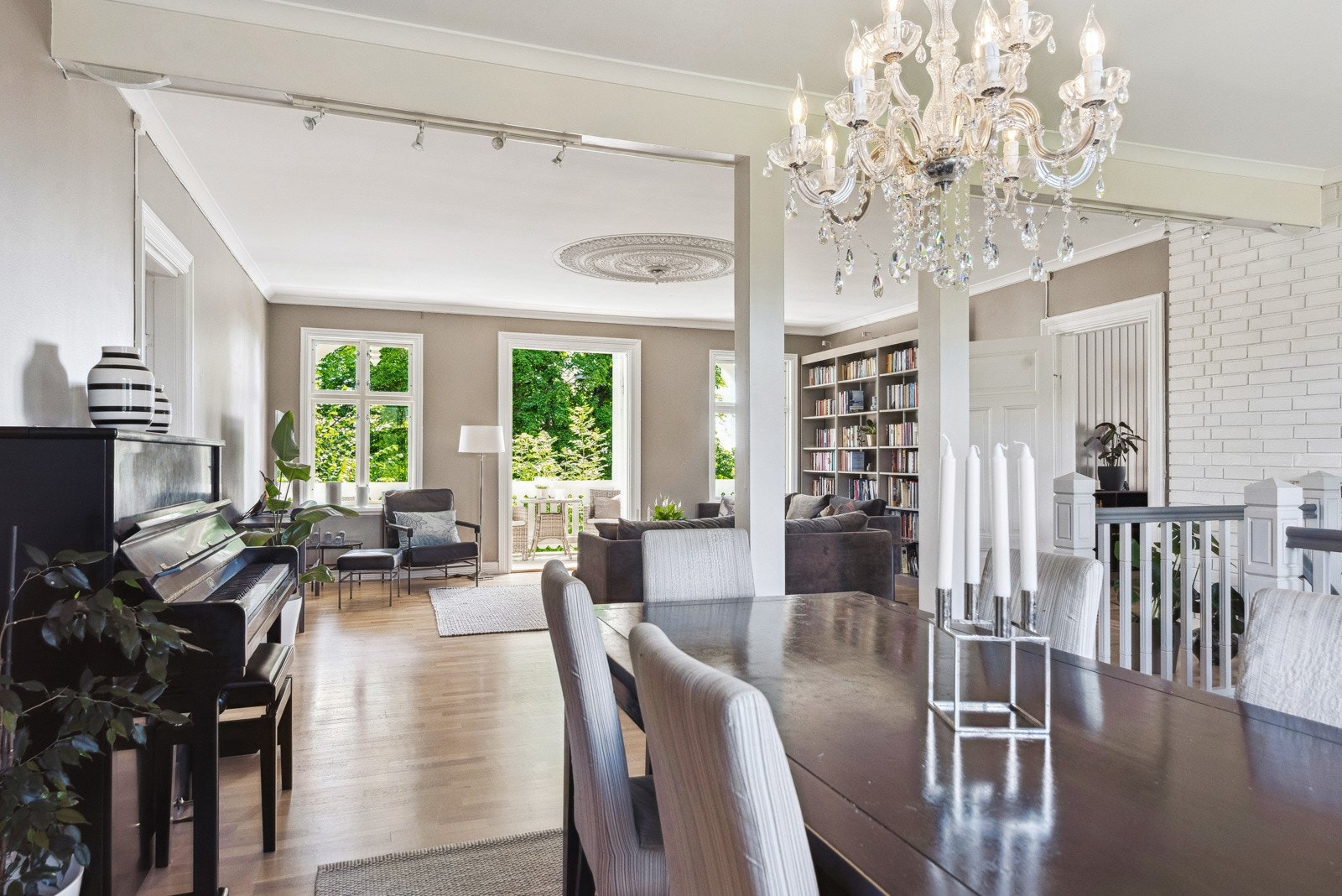 Stuen er åpen, luftig og sosial. Galleribilde