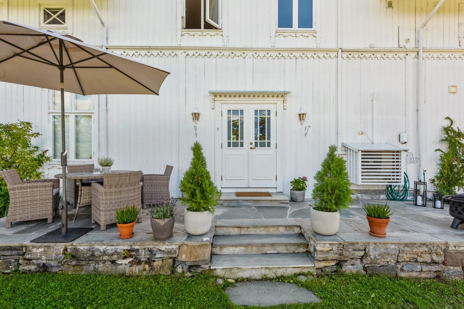 Ved inngangspartiet er det en hyggelig terrasse med skifer. Her er det meget gode solforhold med sol til sent på kvelden. Galleribilde