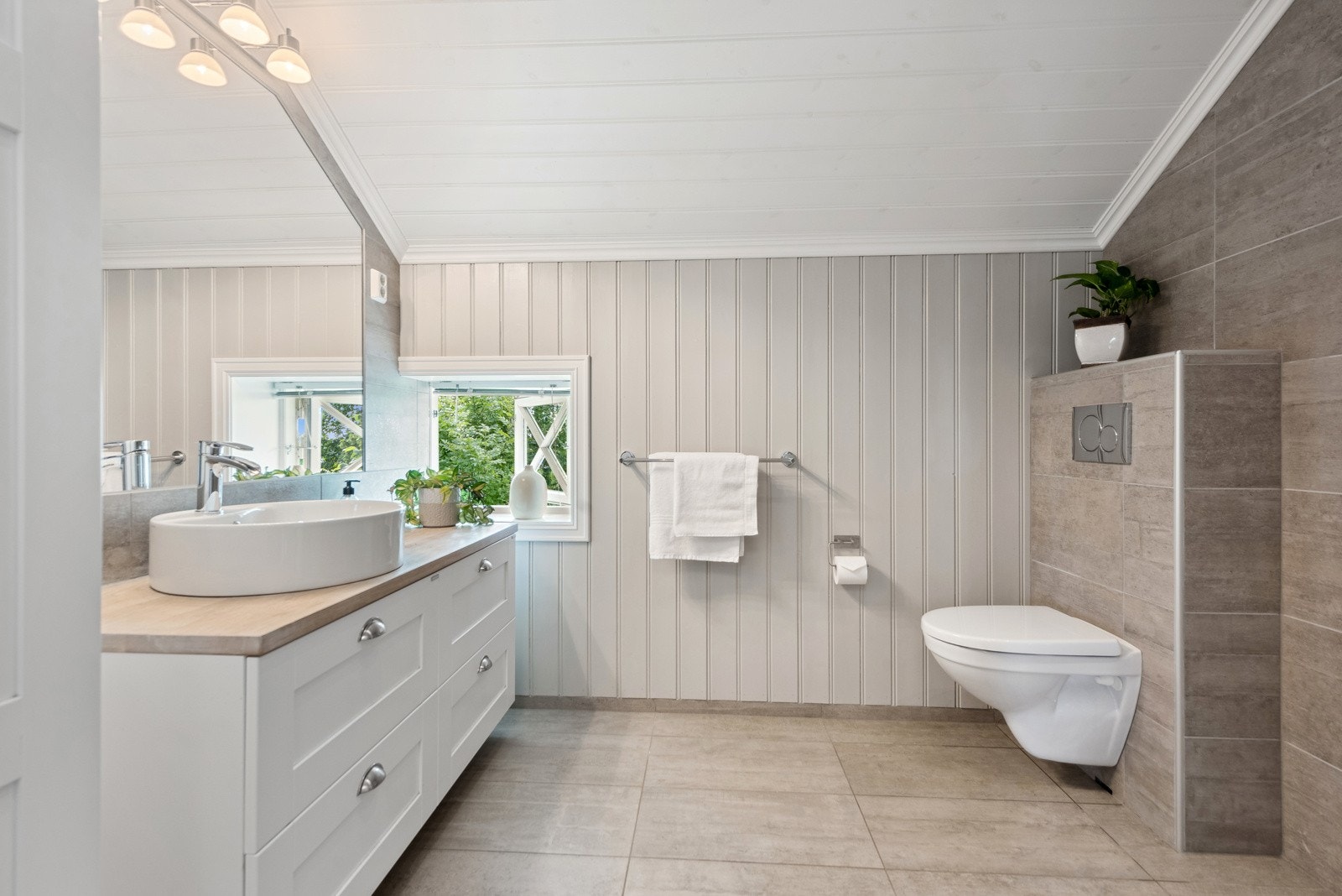 Leiligheten har to lekre bad. Dette badet har moderne farger og materialvalg og fremstår som meget pent. Galleribilde