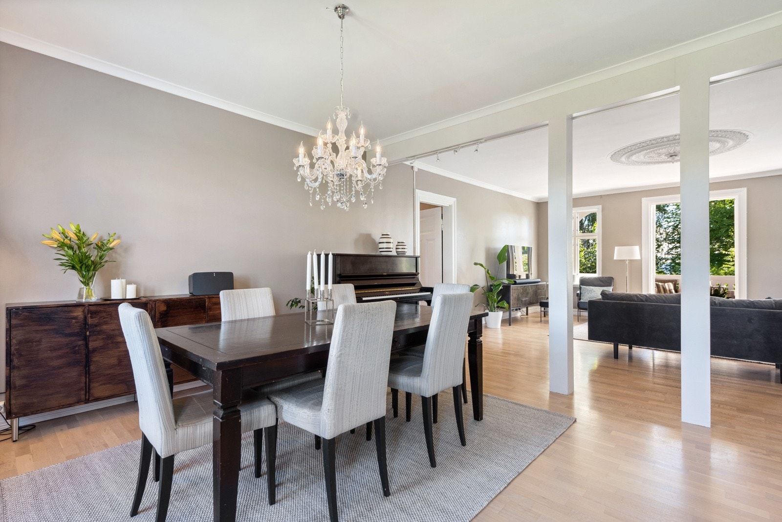 Spisestuen har god plass til langbord, perfekt for den som er glad i å invitere gjester. Galleribilde