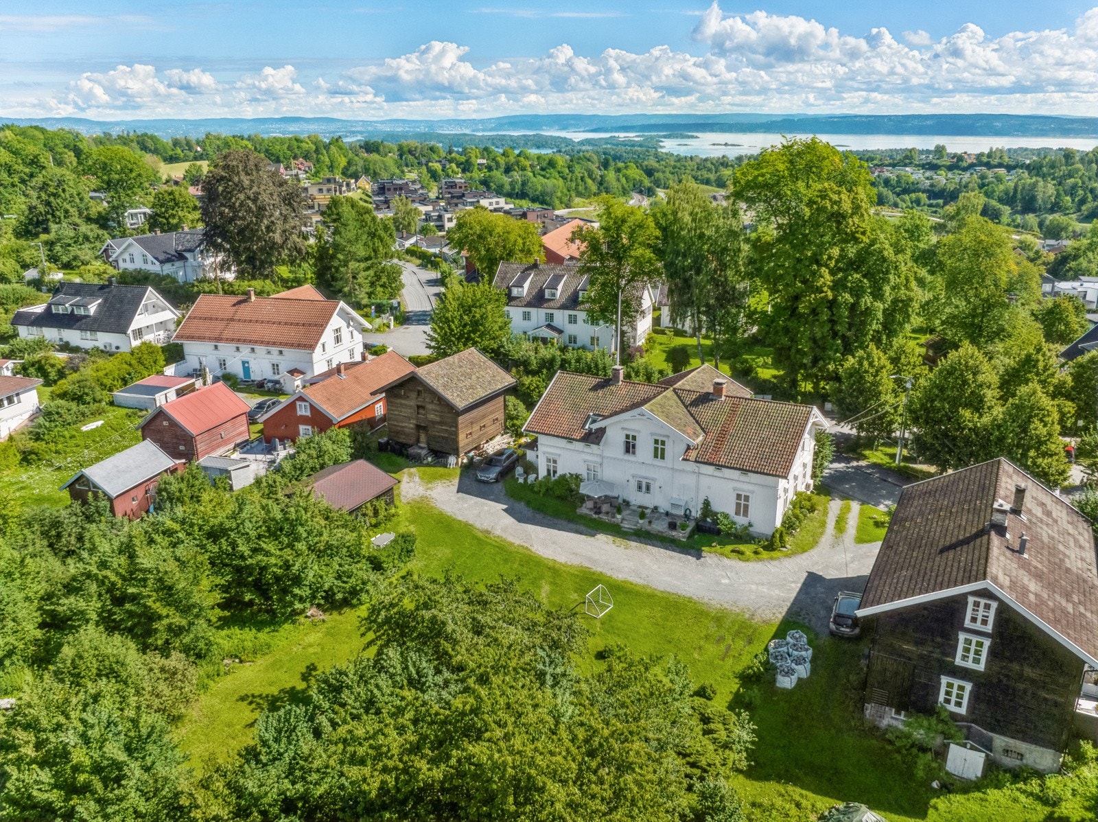 Området har mye historie. Her lå den første bebyggelsen i det som etterhvert ble Asker sentrum. Dette var de sentrale Askergårdene - som var blant de eldste og mest fruktbare i Asker. Galleribilde