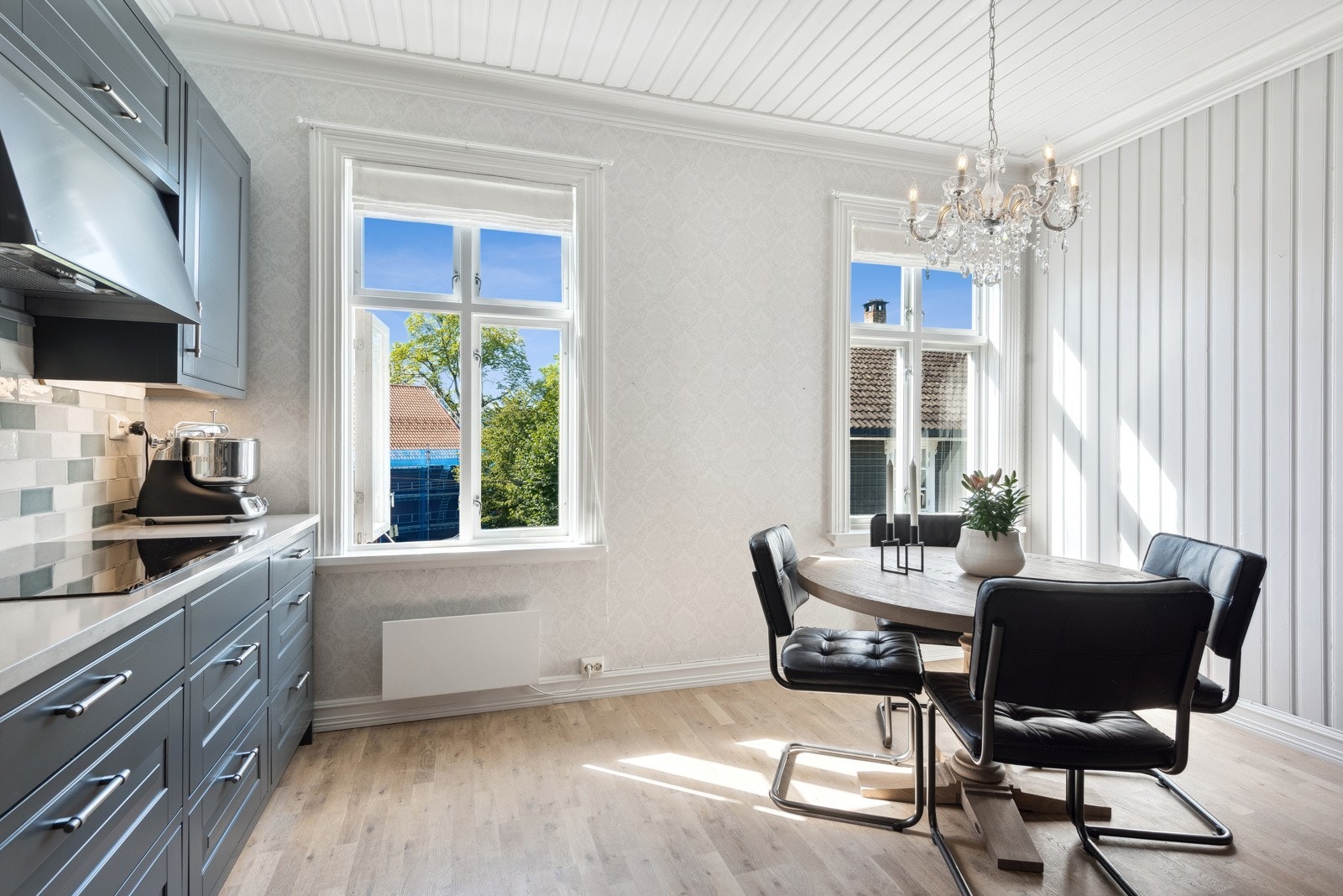 Et rundt spisebord er sosialt og inkluderende! Om man har behov for større bord er det god plass til det også. Galleribilde