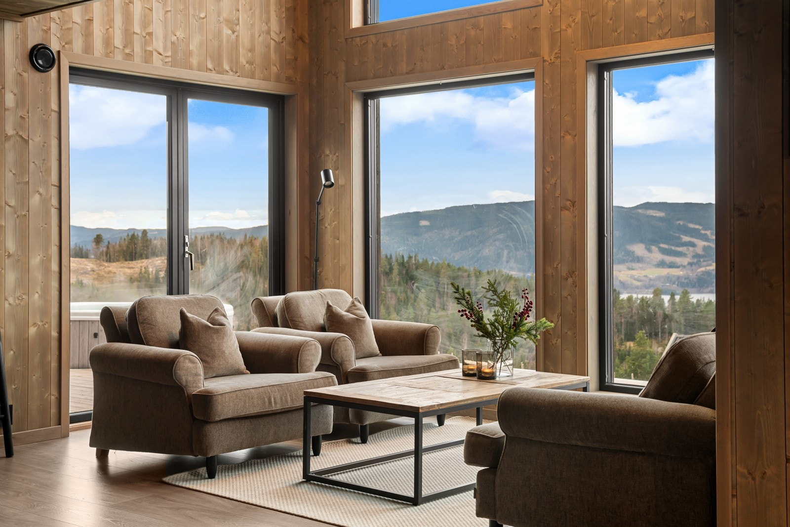 Dobbel utgangsdør til terrassen gir en åpen og luftig følelse på sommeren, og gir terrassen mulighet til å nærmest virke som en forlengelse av stuen. Galleribilde