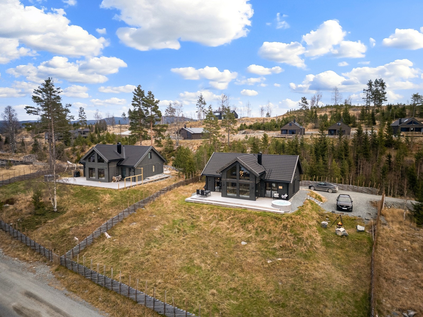 Her får du en stor og luftig natureiendom, med skjermet beliggenhet innerst i blindvei. Galleribilde