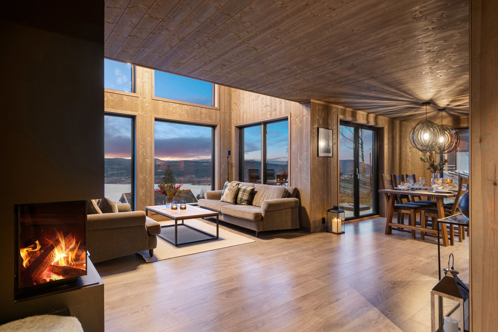 Alexandra Nygård v/ PROAKTIV har gleden av å presentere dere Budalslia 17 - en eksklusiv og påkostet familiehytte fra 2021/2022 på naturskjønne Mjøsli. Galleribilde