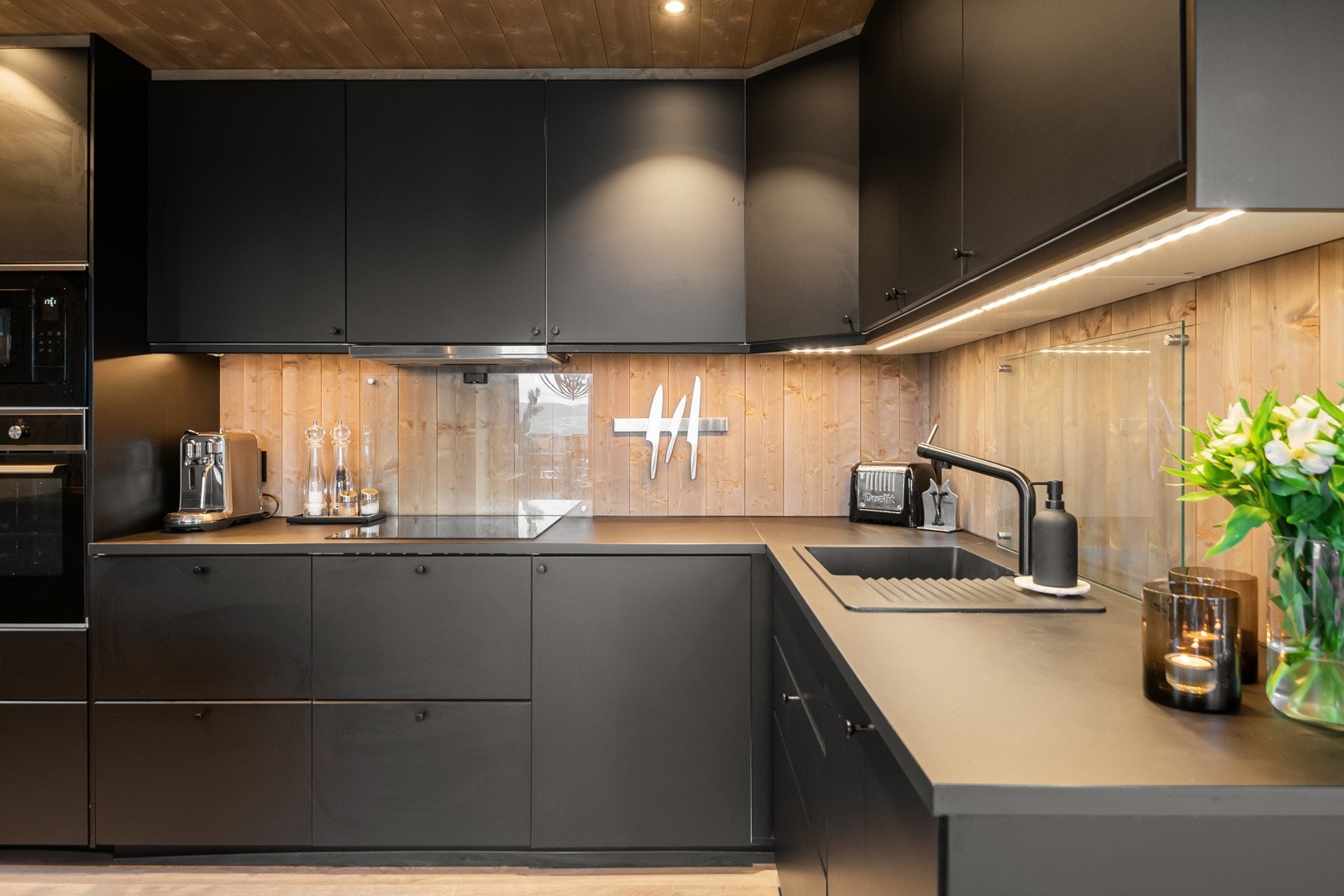 Kjøkkenet består av stort, glatt innredning fra Ikea og lys laminat benkeplate med oppvaskkum og ventilator med omluft. Integrerte hvitevarer består av kjøl/fryseskap, oppvaskmaskin, komfyr, mikro og induksjonstopp. Galleribilde