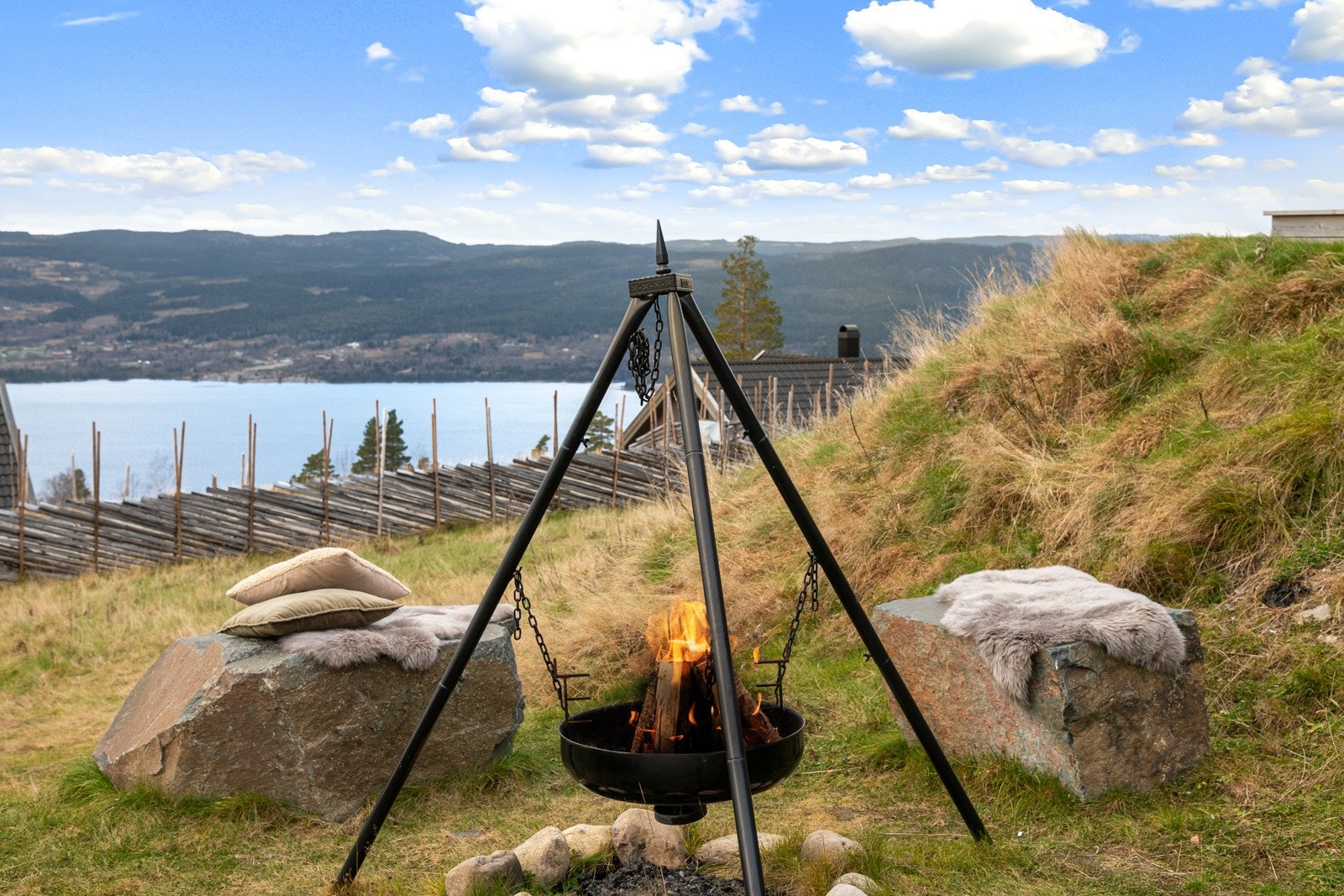 På tomten er det også opparbeidet en koselig bålplass. Her kan familien samles året om for hyggelig bålkos. Galleribilde