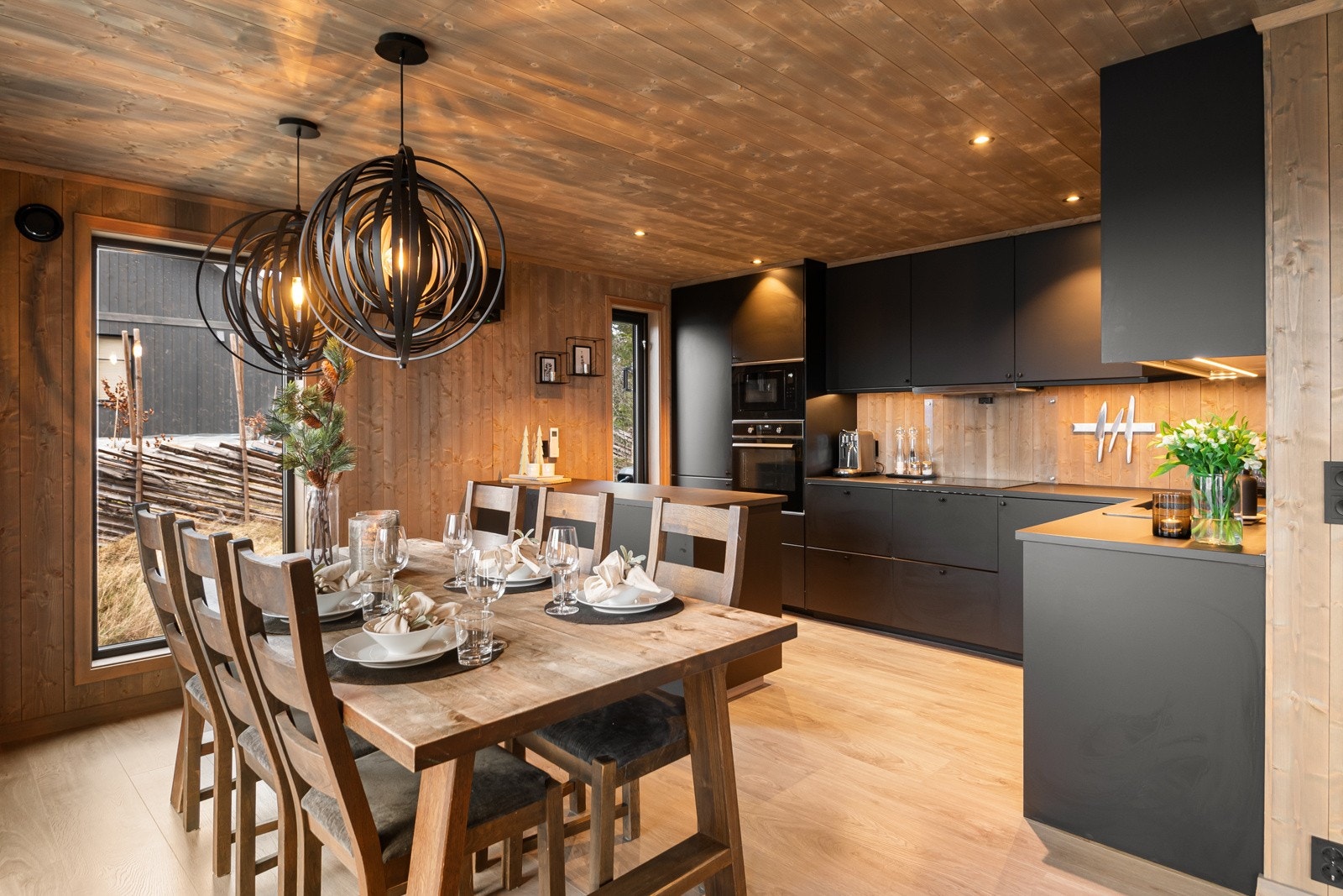 Her er det plass til en stor spisegruppe hvor hele familien kan samles til hyggelige middager både i helg og til høytider. Galleribilde