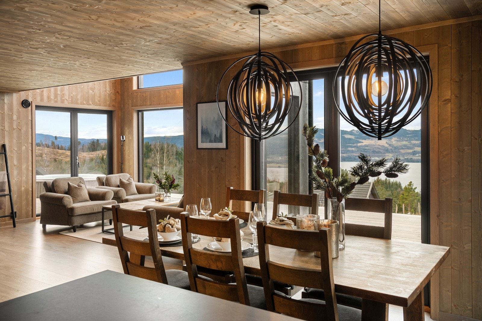 Spisestuen finner sin naturlige plass foran kjøkkenet. Galleribilde