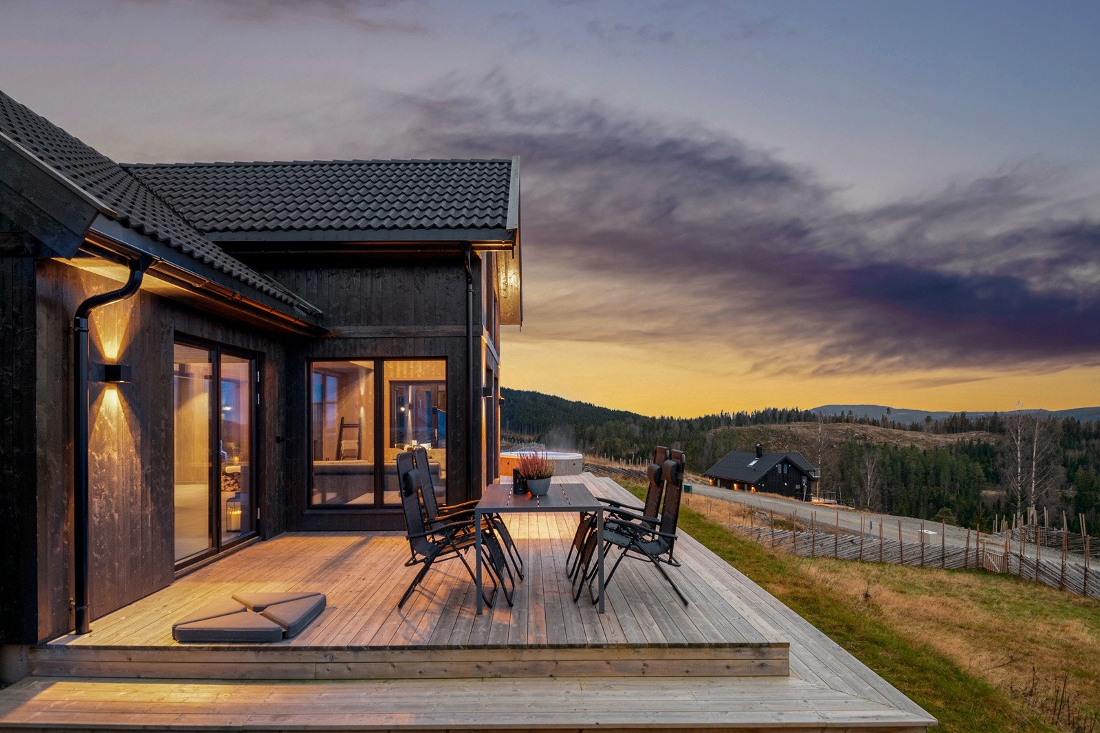 Med panoramautsikt over Mjøsa får du her en romslig hytte over to plan med 4 gode soverom hvorav et har en-suite bad, åpent møne i stue med ca 5m takhøyde, 2,5 bad, stort kjøkken, to stuer, peis, sauna og jacuzzi. Galleribilde