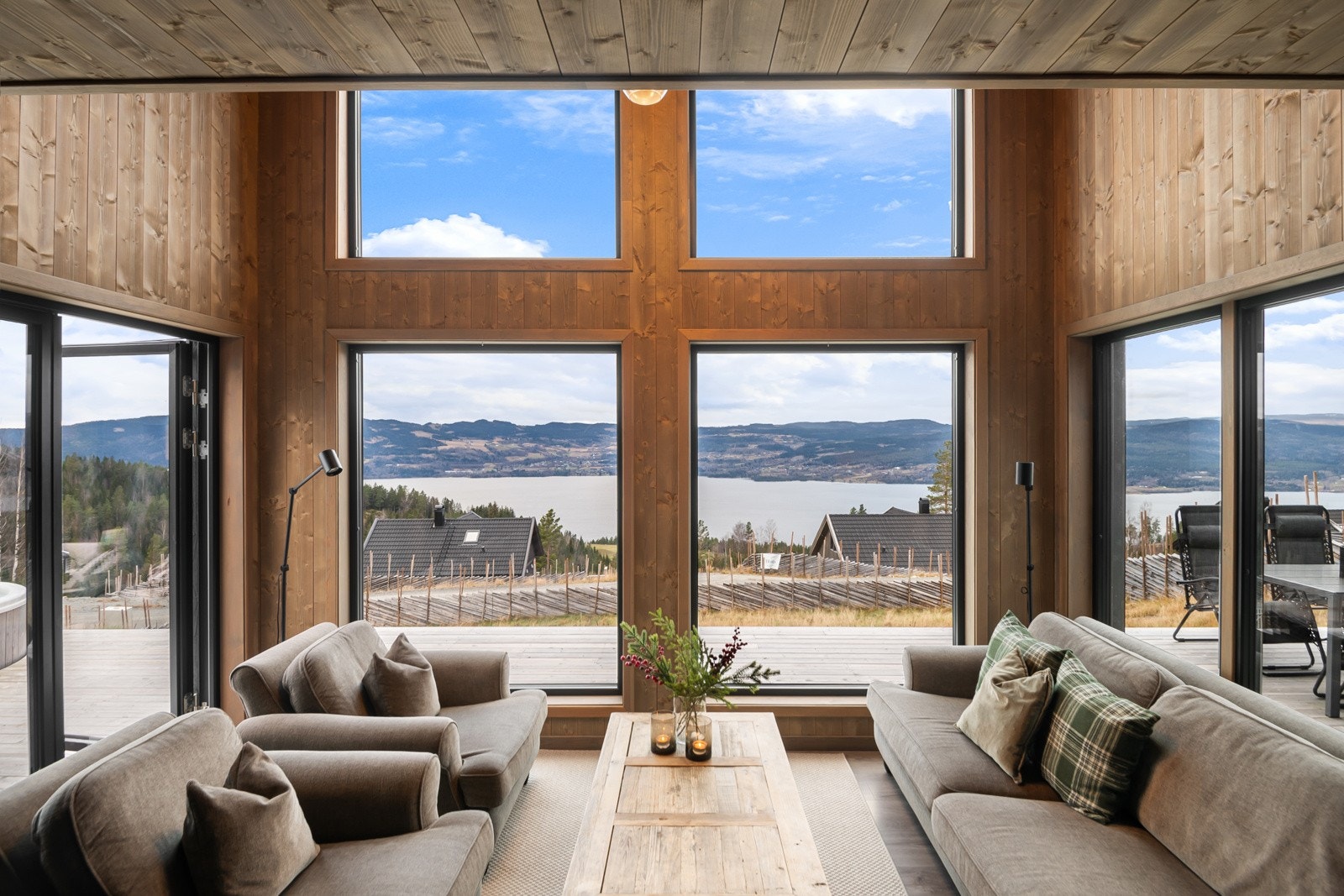 Med nesten 5 meters takhøyde finner sofagruppen sin naturlige plass foran den deilige peisen, og med den vakre utsikten som underholdning av toppkarakter. Galleribilde