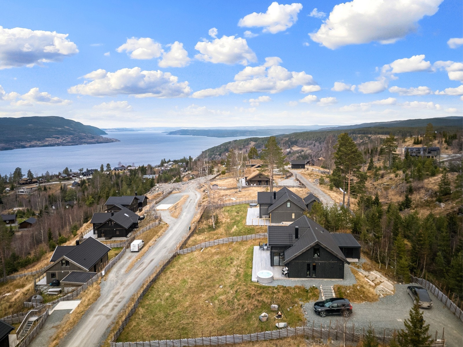 Ditt første møte begynner allerede på utsiden, hvor du først og fremst nærmest slås i bakken av den flotte utsikten. Galleribilde