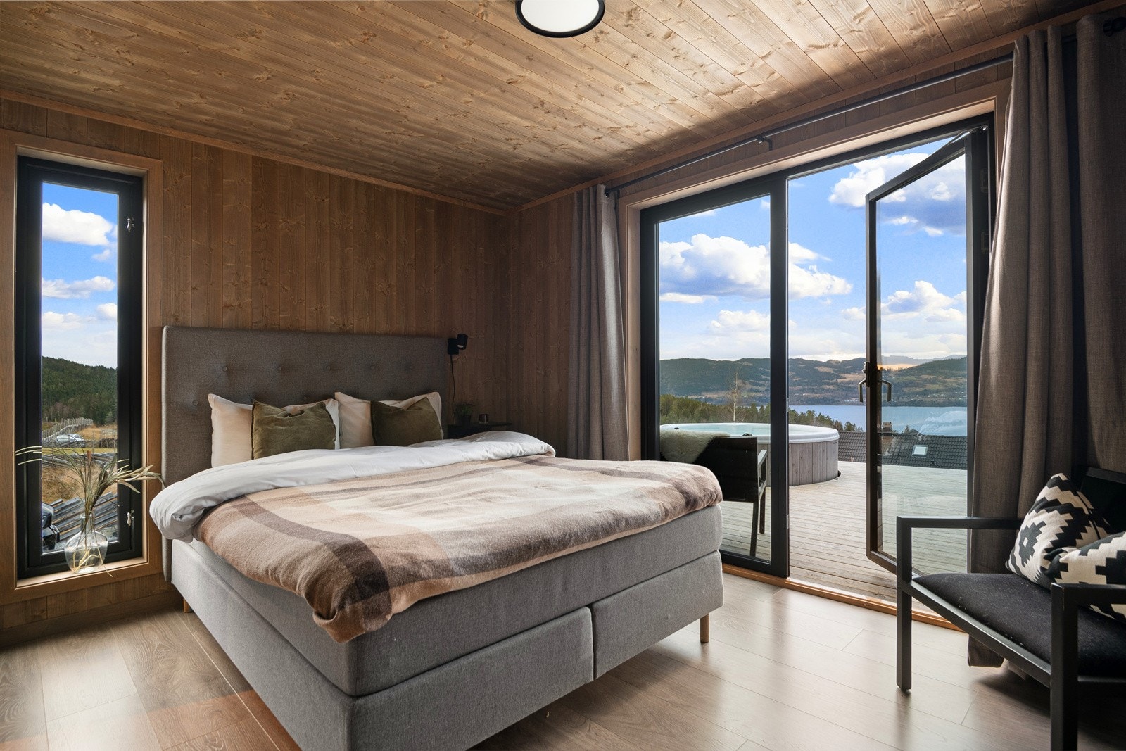 Hyttens hovedsoverom ligger i 1. etasje og er et fullkomment master bedroom med én-suite baderom og direkte utgang til terrassen. Galleribilde