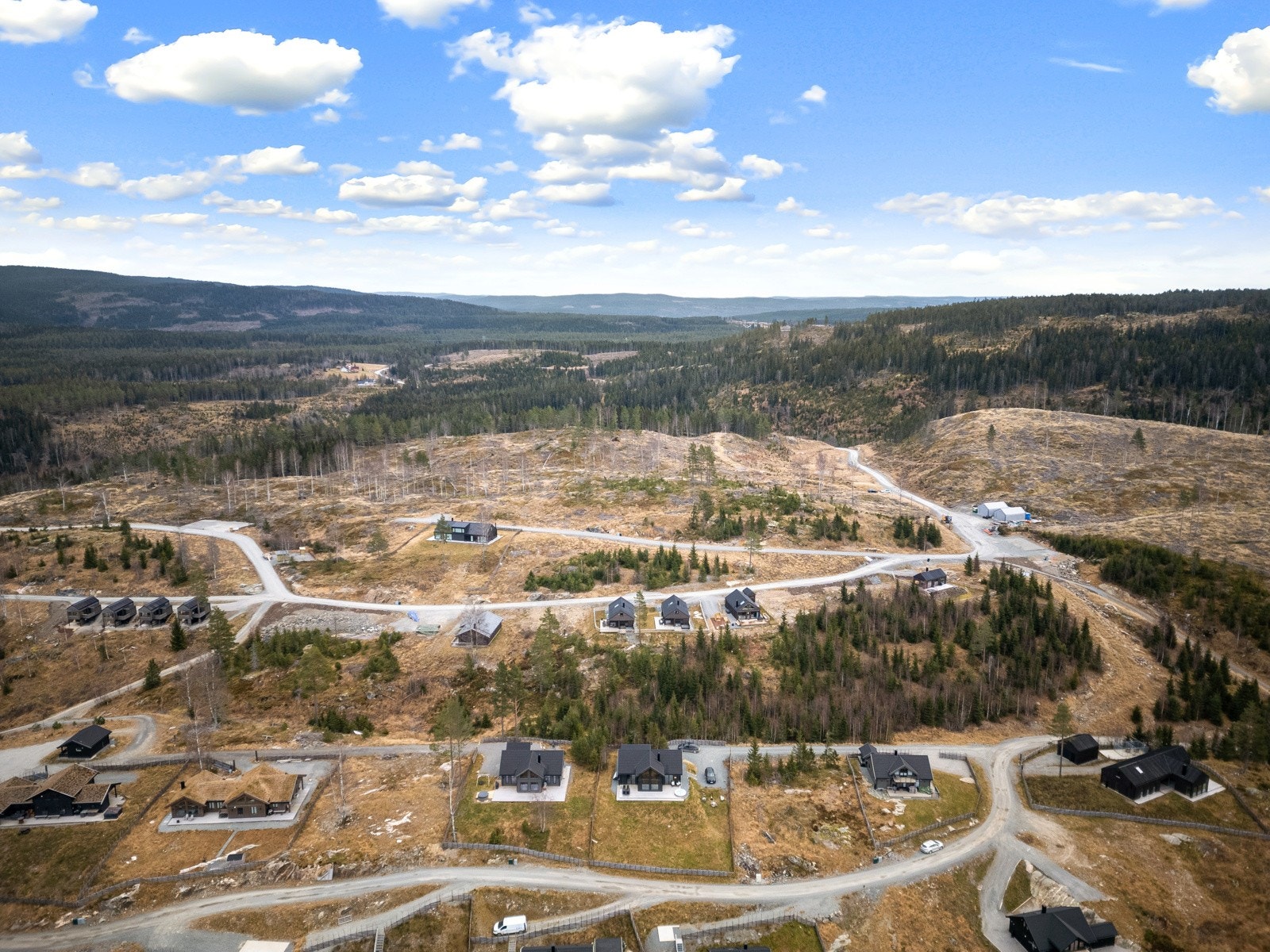 Grunneier og eiendomsutvikler Otto Hulbak i Mjøsli AS er svært ivrig etter å utvikle området videre. På feltet er det lagt til rette for fotballbaner, grillhytter, klatrepark, gaming-center, Discgolf-bane, skiløyper, kanoutleie, og mye mer. Galleribilde