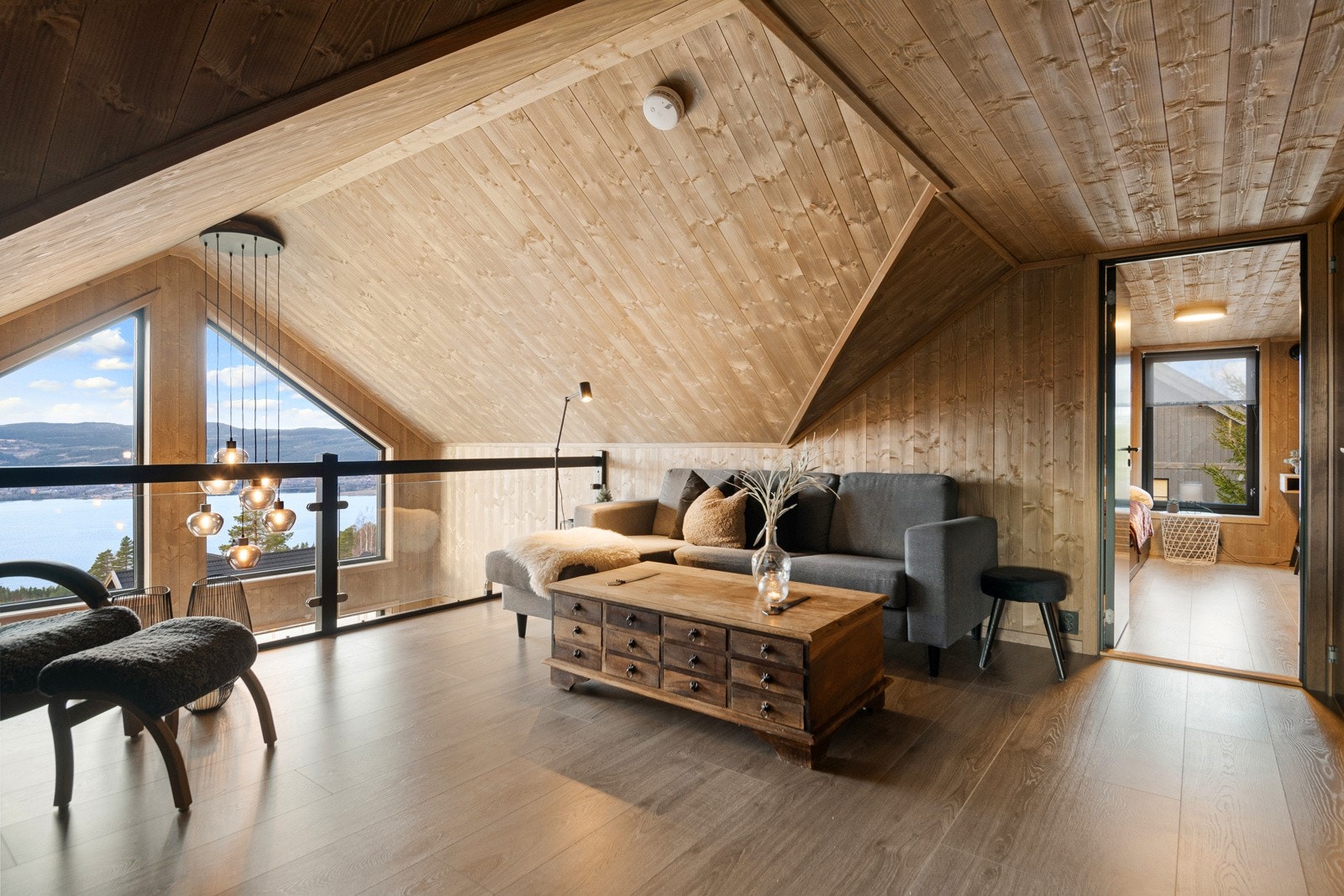 Vi beveger oss opp trappen og møtes av den lune TV-stuen i 2. etasje. Galleribilde