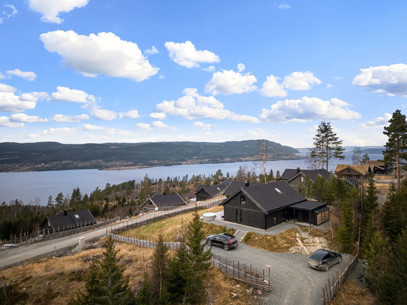 Tomten er bygget opp under hytten for å gi maksimal utsikt fra samltige rom, i tillegg til at konstruksjonen er strategisk plassert på eiendommen for å gi minimalt med innsyn og sjenanse fra andre hytter. Galleribilde