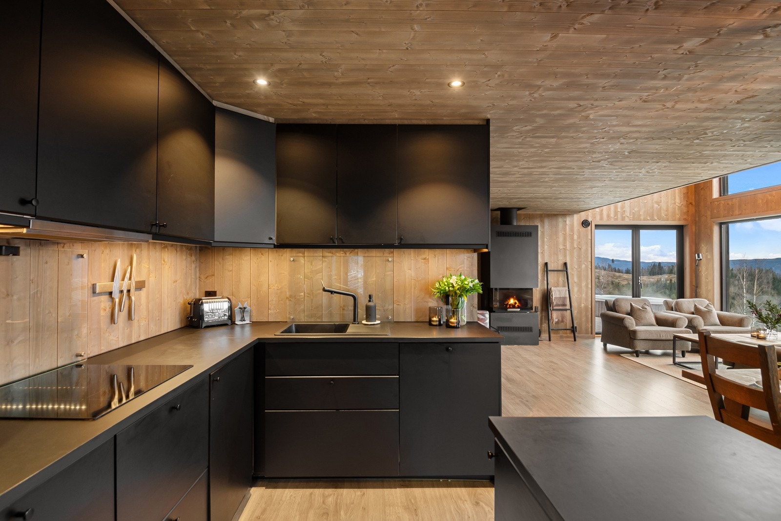 sosiale kjøkkenet har åpen løsning mot stuen, og den store kjøkkenøya gir et naturlig skille mot spisestuen. Galleribilde