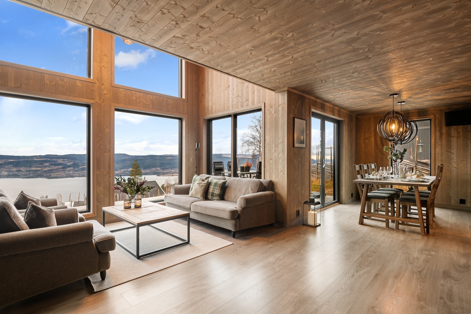 Det første som slår deg her er de store vindusflatene og den gode takhøyden under det åpne mønet. Galleribilde