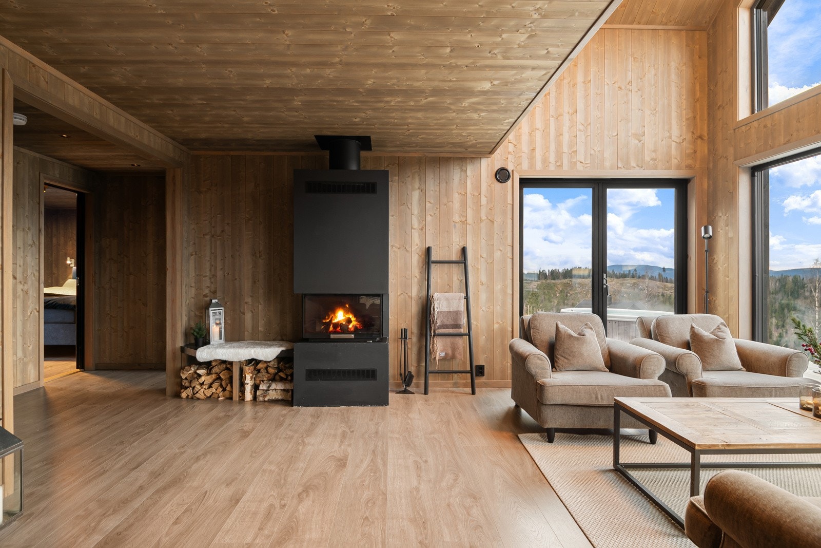 Videre innover møtes du av den flotte stuen. Galleribilde