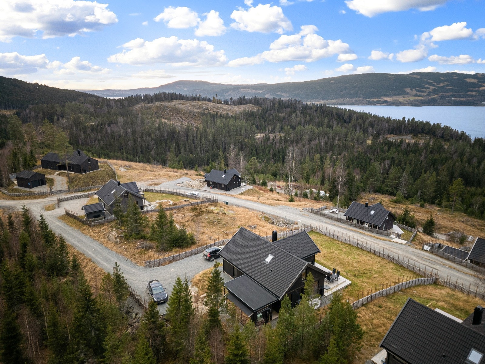 Her møtes du av en pent opparbeidet oppkjørsel innerst i bilndvei. Tomten er delvis inngjerdet med skigard. Galleribilde