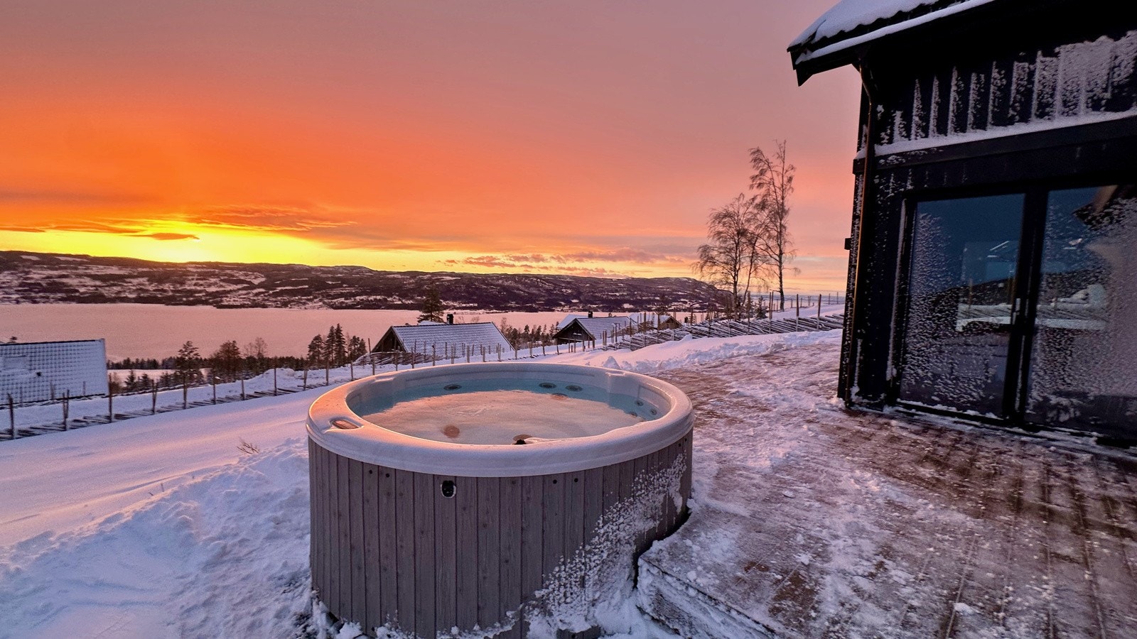 Vinteren på Mjøsli byr på fantastiske solnedganger som gjerne kan nytes fra jacuzzien. Galleribilde