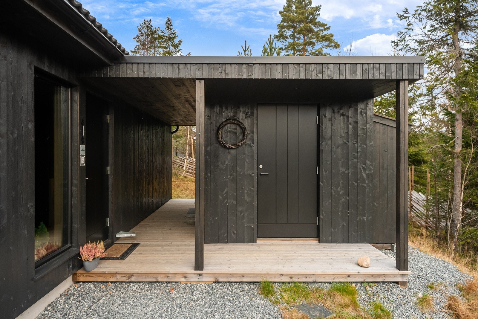 Fra biloppstillingsplassene har man enkel adkomst med trapp opp til bygget og gruslagt gangsti. Selve inngangspartiet har overbygget tak som gir en enklere ankomst på vinterhalvåret.Her ser man også tilbygget til hytten hvor man finner utebod og sauna. Galleribilde