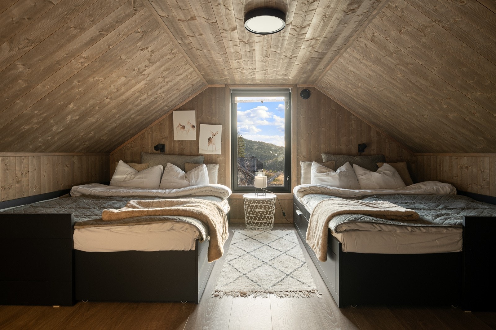 I hver sin ende av andre etasje finnes to identiske soverom, som begge er av svært god størrelse. Galleribilde