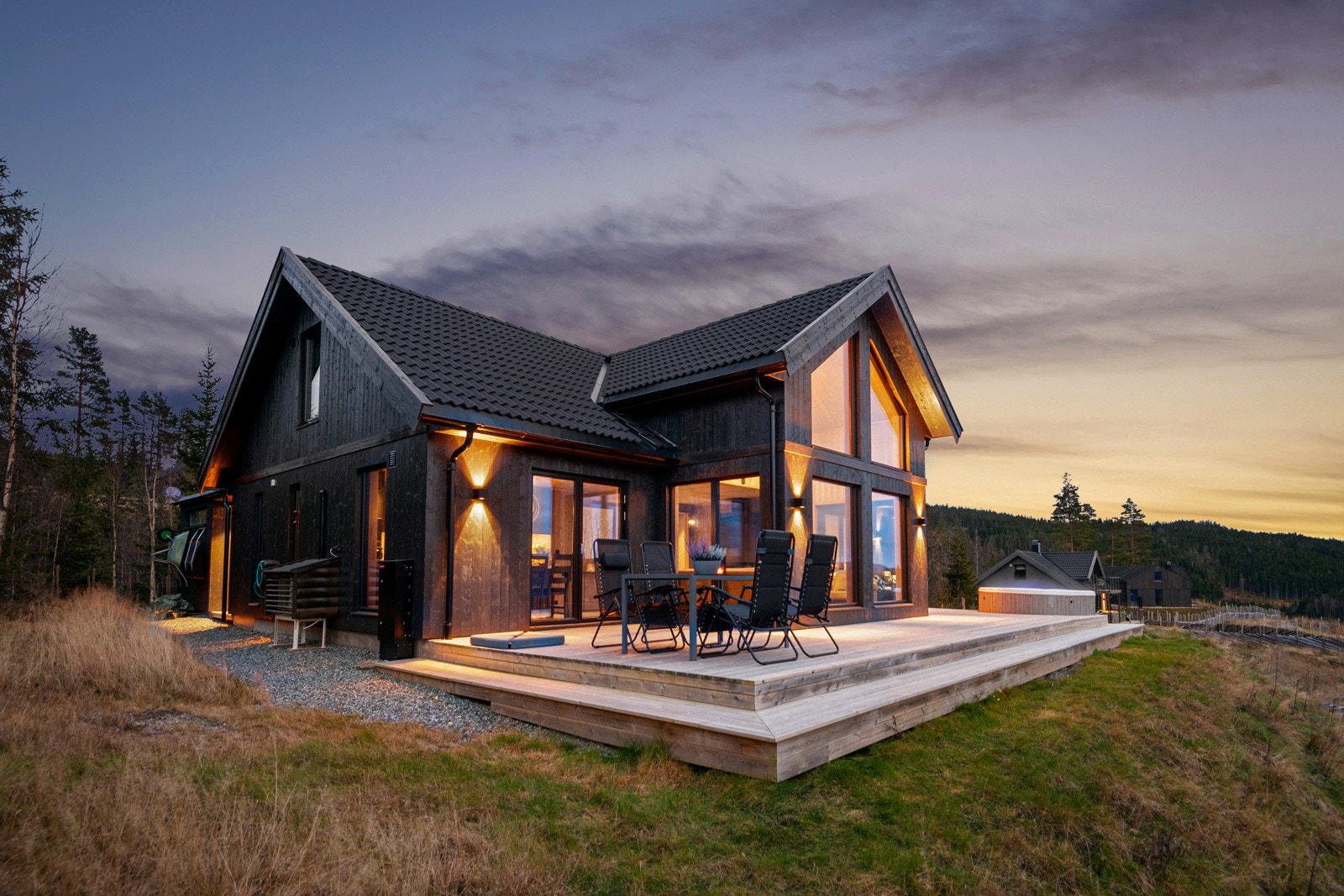 Bare 1 time fra Oslo finner man dette flotte området i hyppig utvikling. Mjøsli tilbyr en rekke fasiliteter for store og små med skiløyper, sykkelstier, fotballbane, discgolf og kanoutleie for å nevne noe. Galleribilde