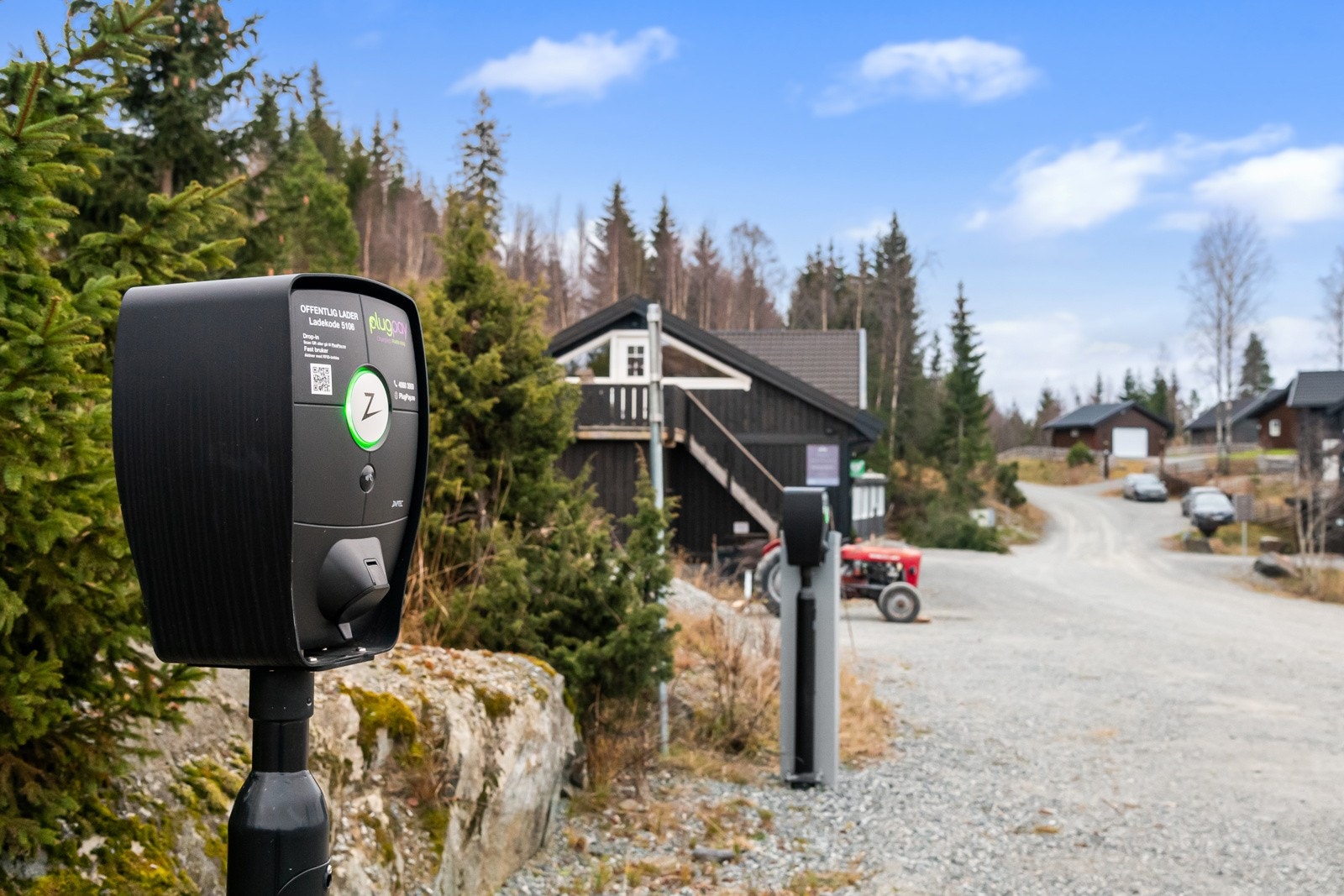 I tillegg til at det på hytta er montert ladeboks for el-bil finnes en felles ladestasjon inne på hyttefeltet, ca 800m fra hytten. Galleribilde