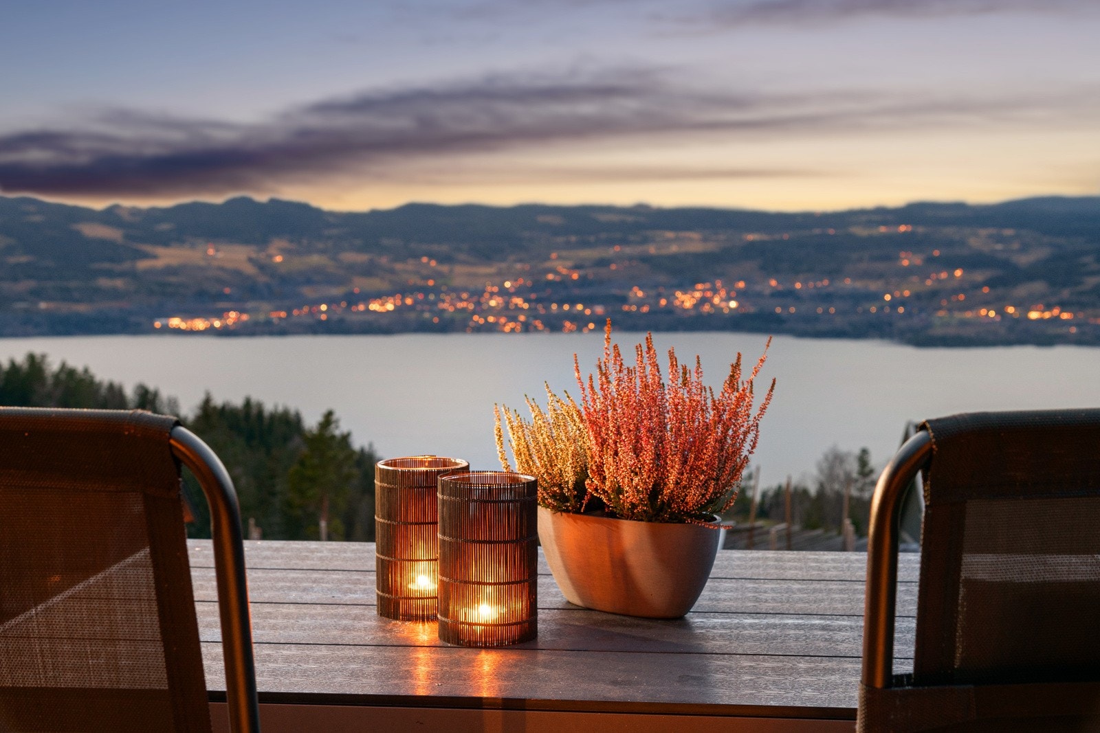 Den vakre og beroligene utsikten over Mjøsa setter prikken over i-en for denne prakteiendommen. Galleribilde