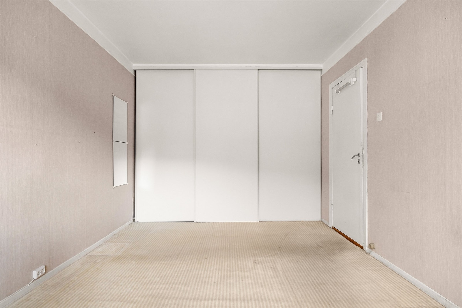 Leiligheten har ett stort soverom med skyvedørsgarderobe. Soverommet er 15,4 m². Galleribilde