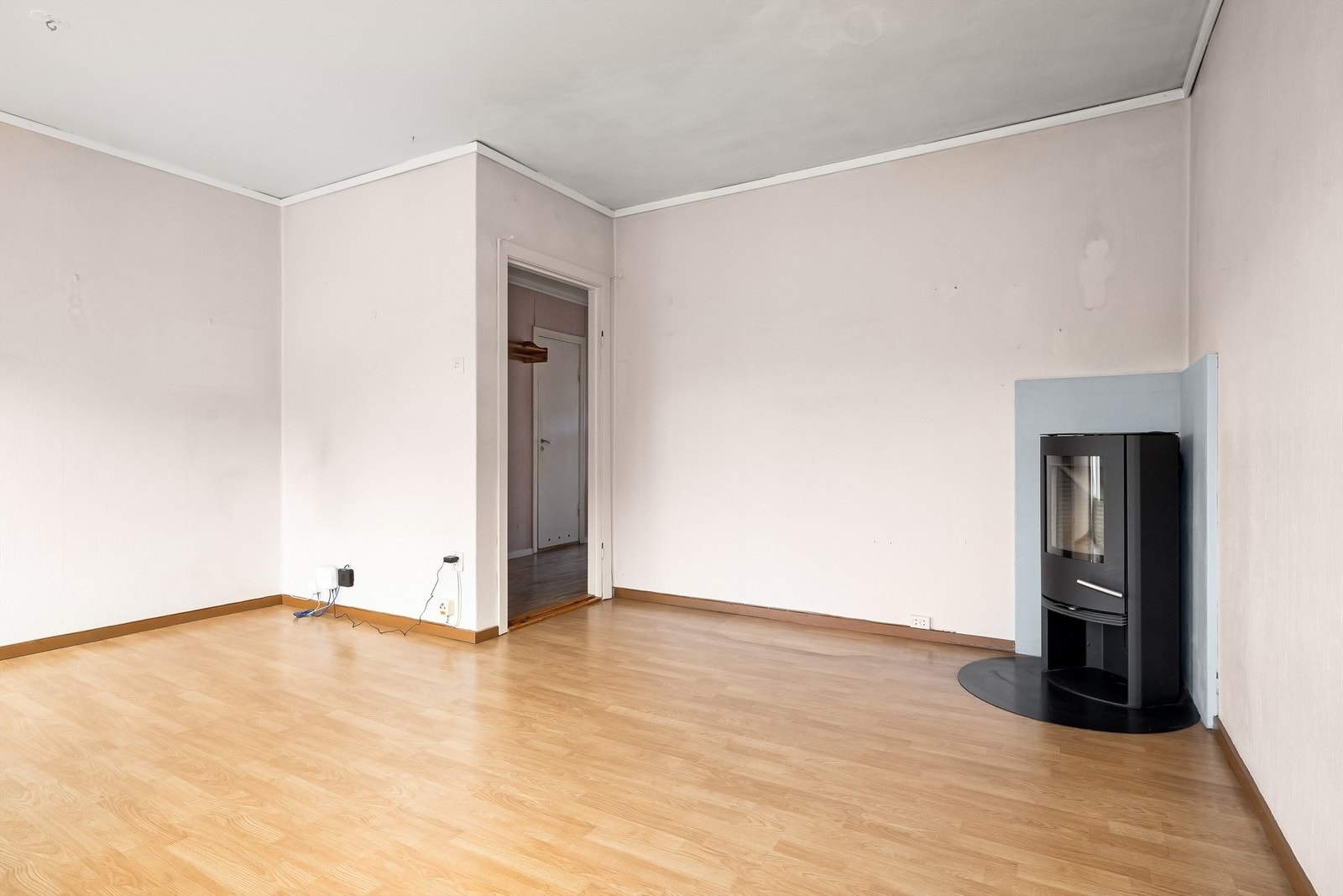 Nyere peisovn i stue. Galleribilde