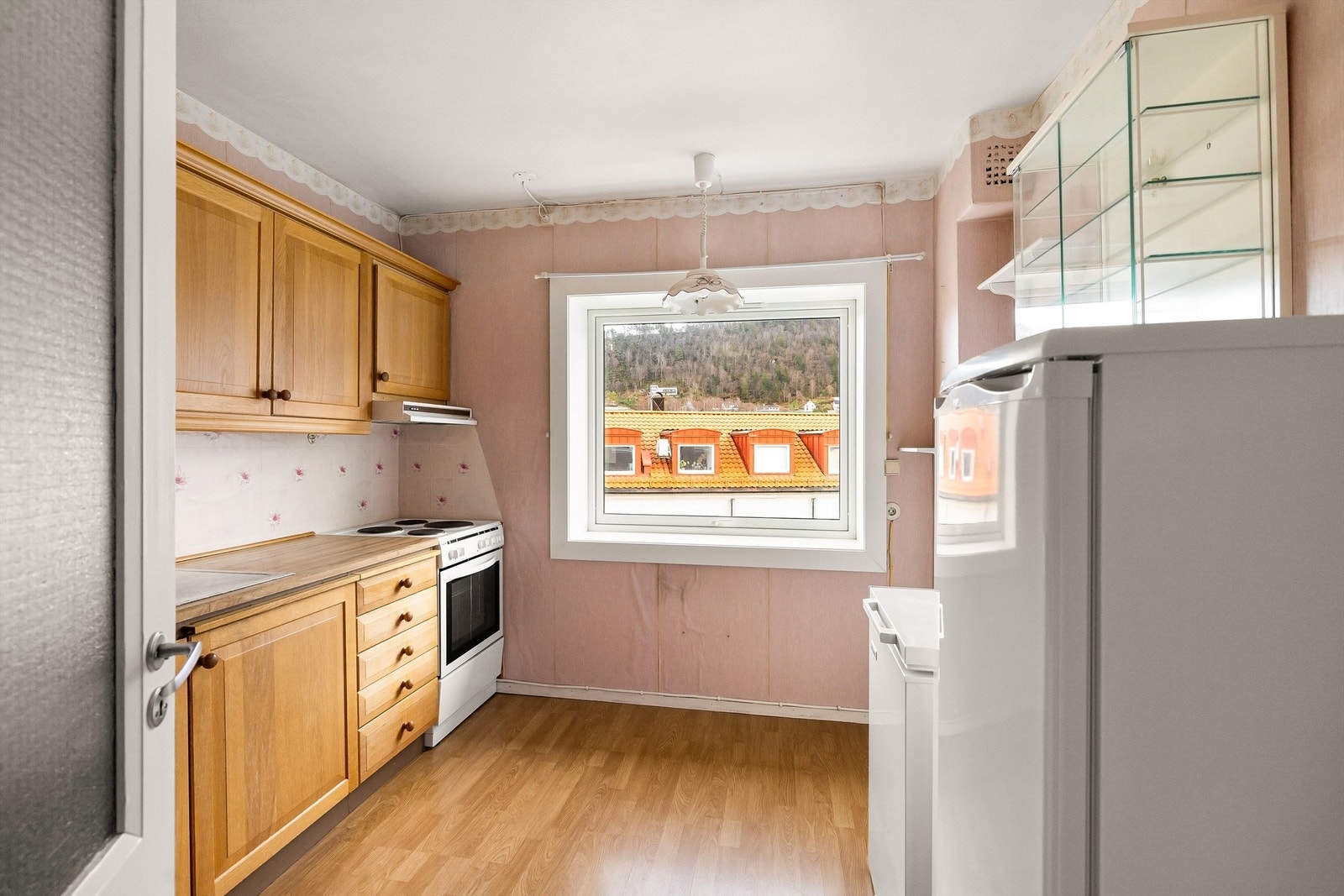 Kjøkken på 8,2 m² med behov for oppussing. Her kan man få det slik man vil ved oppgradering. Galleribilde