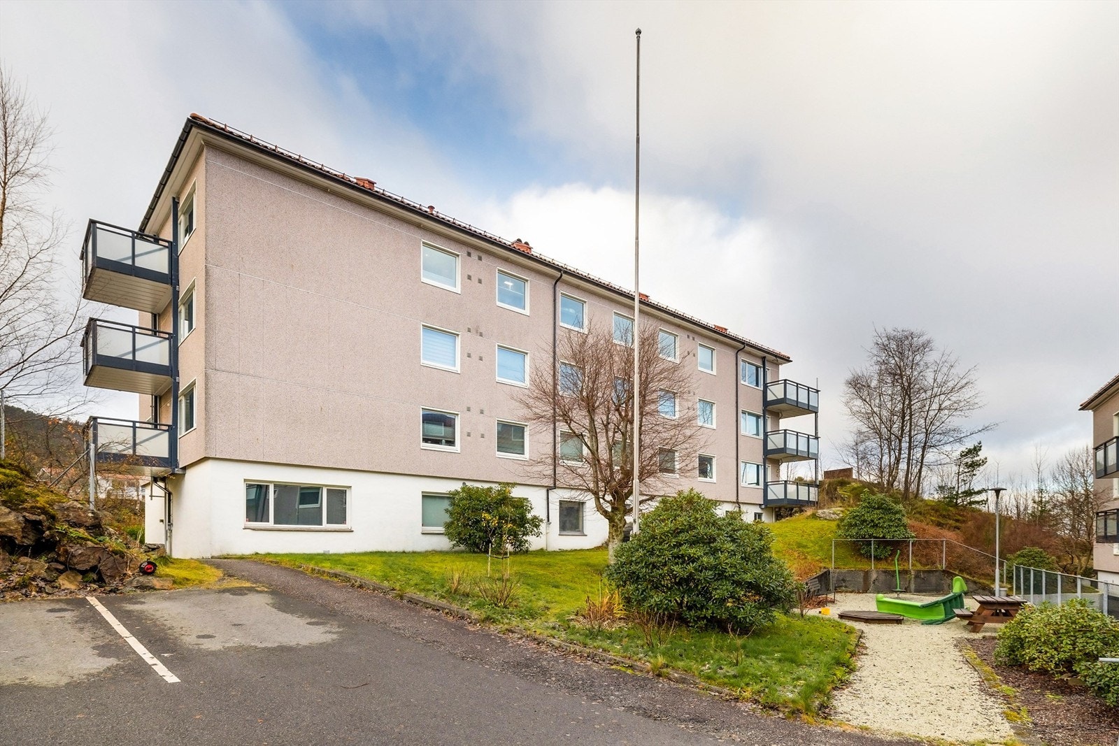 Parkeringsplasser mellom blokkene i borettslaget. Galleribilde