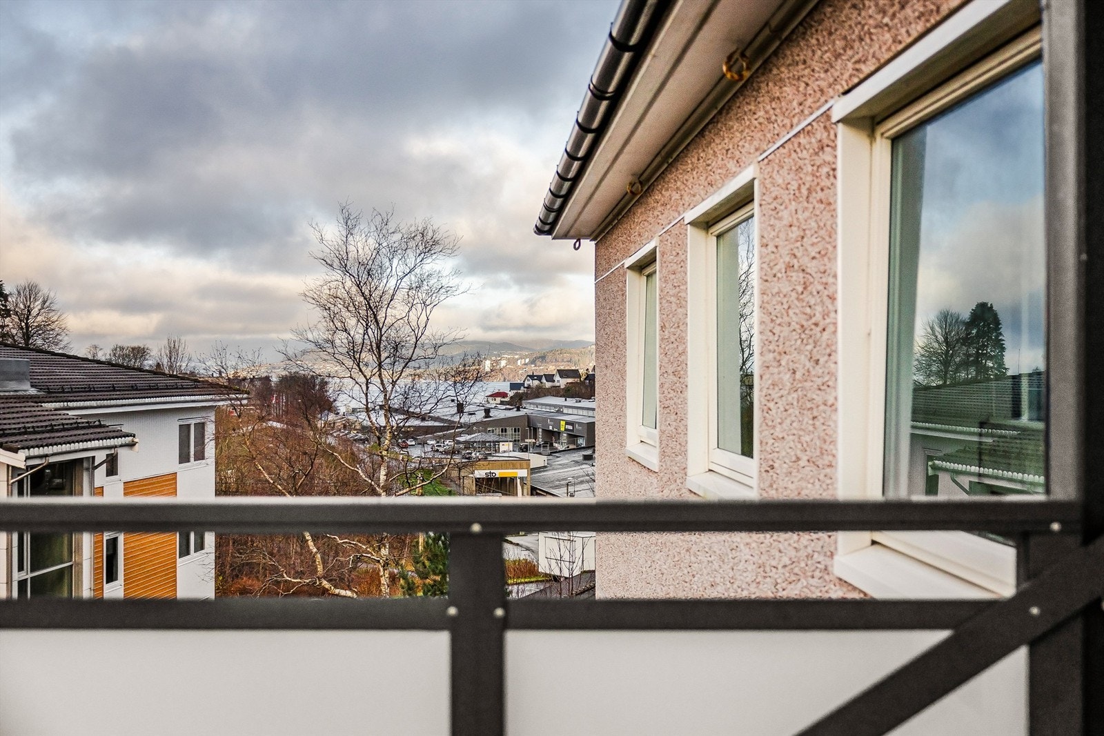 Utsikt også mot byfjorden. Galleribilde