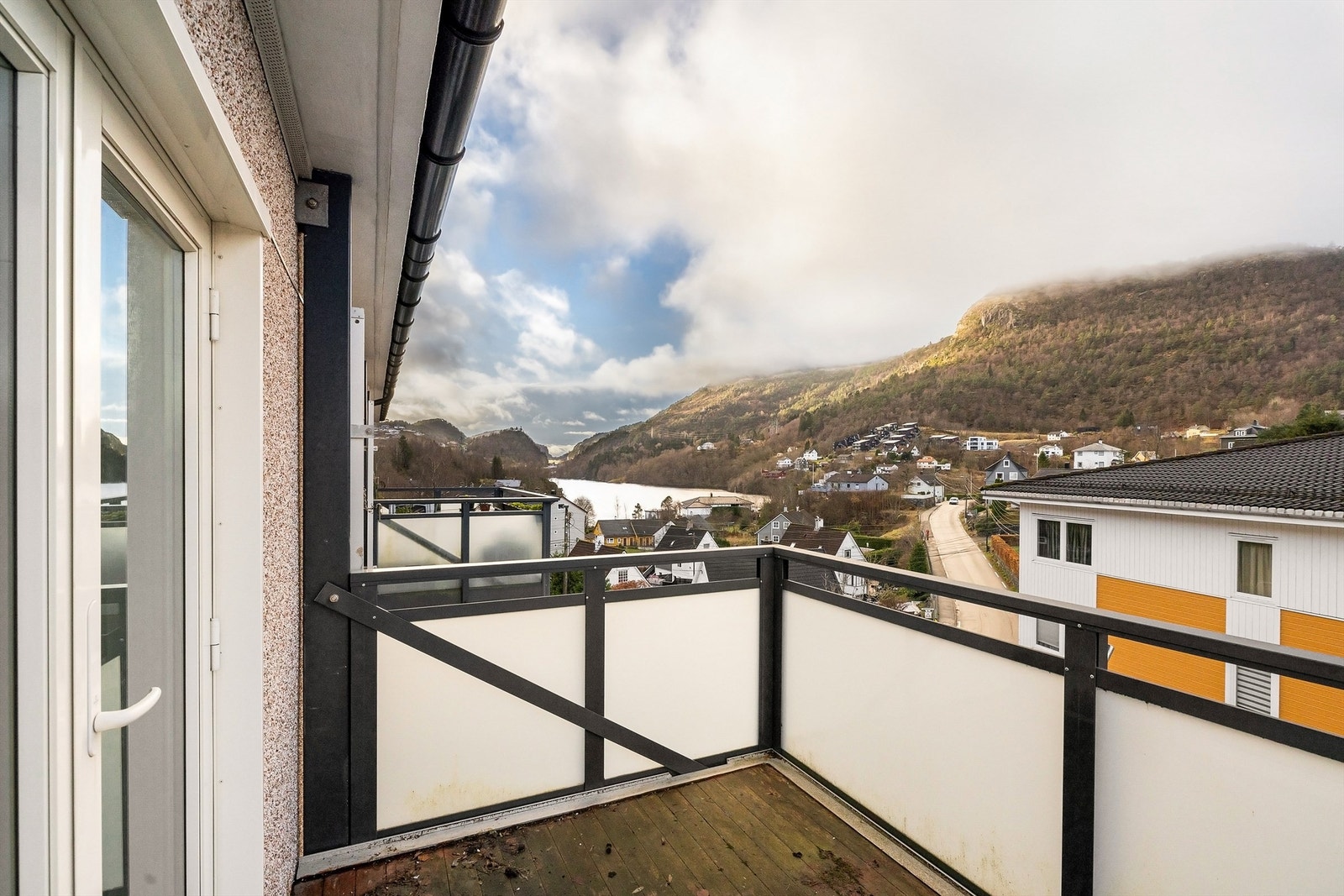 Fasade og tak er skiftet for ca. 5 år siden. De fleste vidnuer er også skiftet. Galleribilde