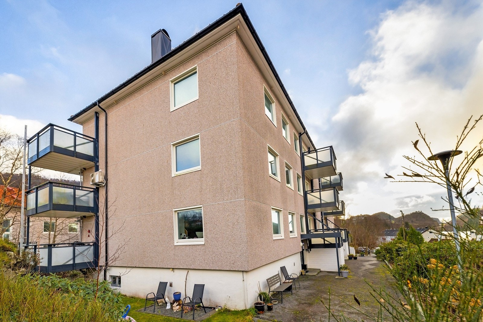 Trivelig borettslag. Meget sentral og populær beliggenhet på Laksevåg. Her finner man nærbutikk, bensinstasjon, frisør, busstopp i gangavstand. Ellers kort vei til barnehage, skole, lekeplass m.m. Kort kjøretid til Bergen sentrum. Galleribilde