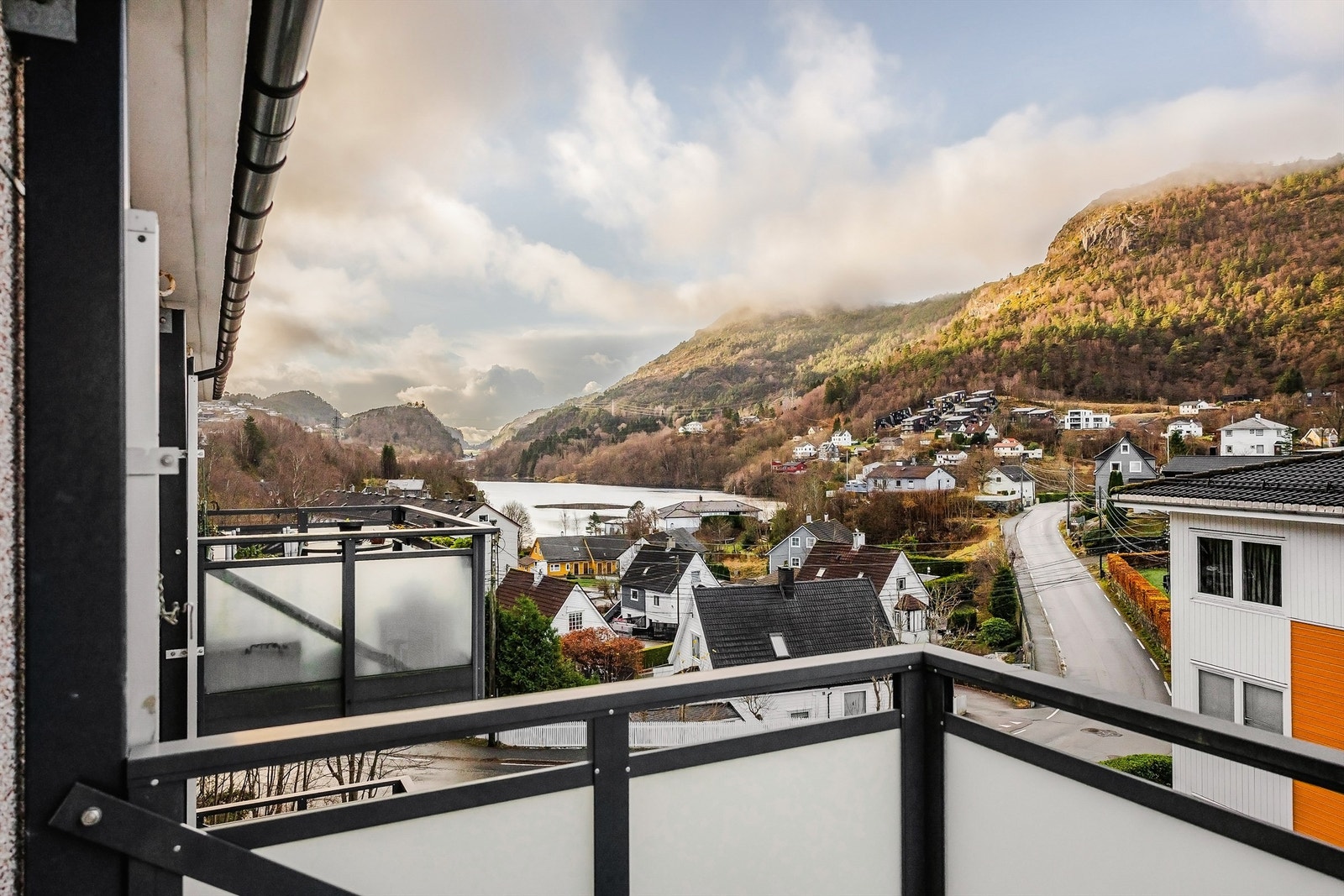 Gravdalsveien 33. 2- roms andelsleilighet i 3 etasje med behov for innvending oppgradering/ oppussing. Fasade og tak er skiftet for ca. 5 år siden. De fleste vinduer er også skiftet. Galleribilde