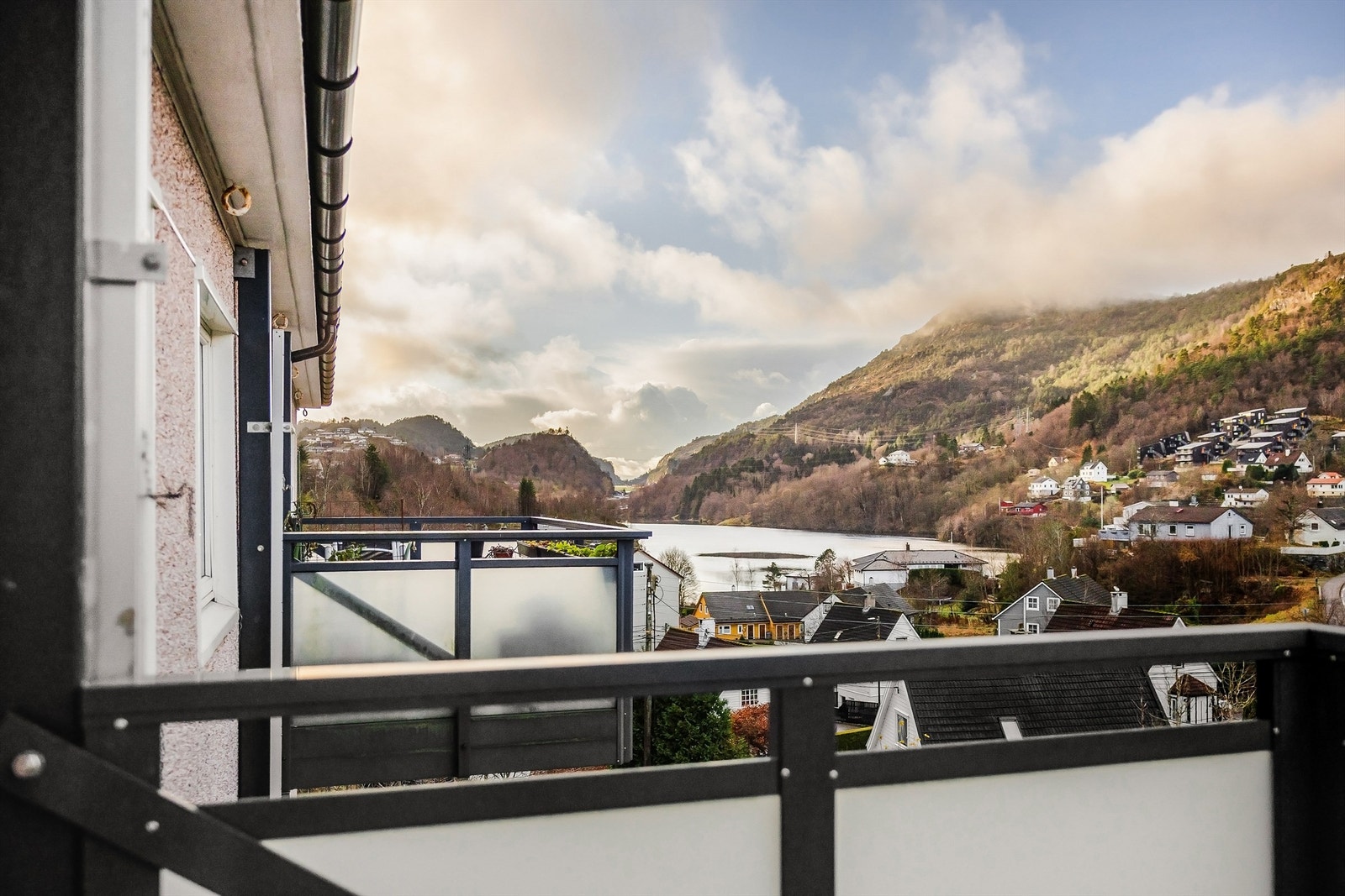 Fin utsikt fra vestvendt solrik altan på 6m² med kveldssol. Galleribilde