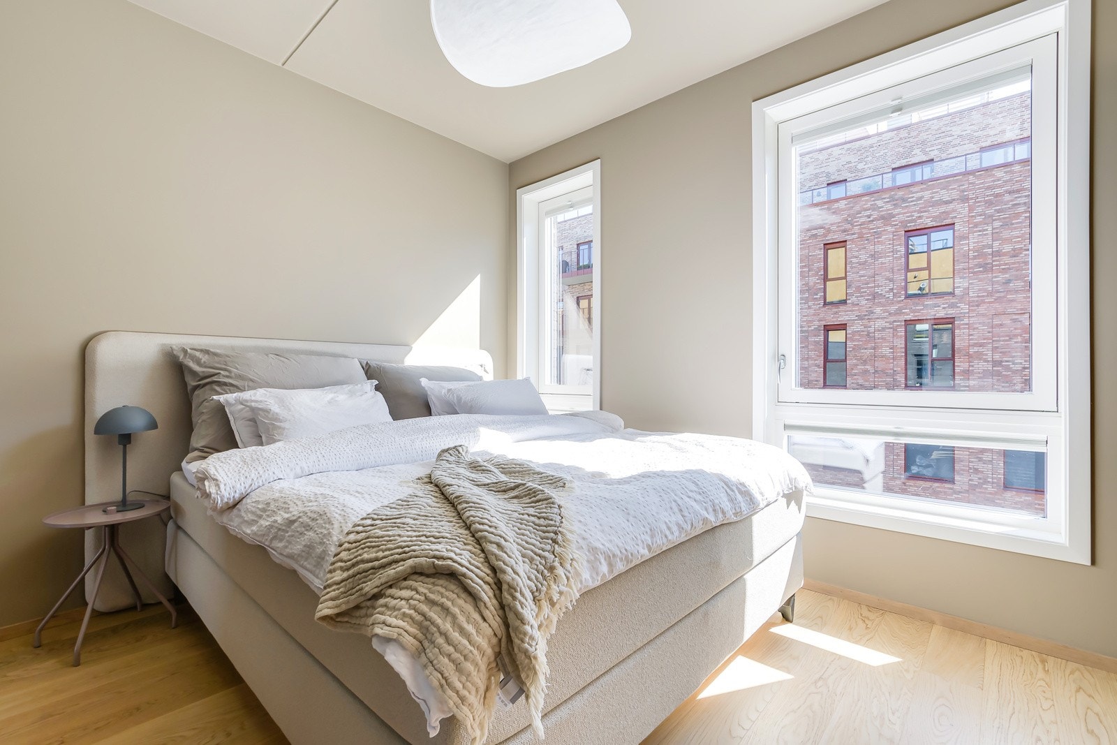 Hovedsoverom er stort og har god plass dobbeltseng og nattbord. Galleribilde