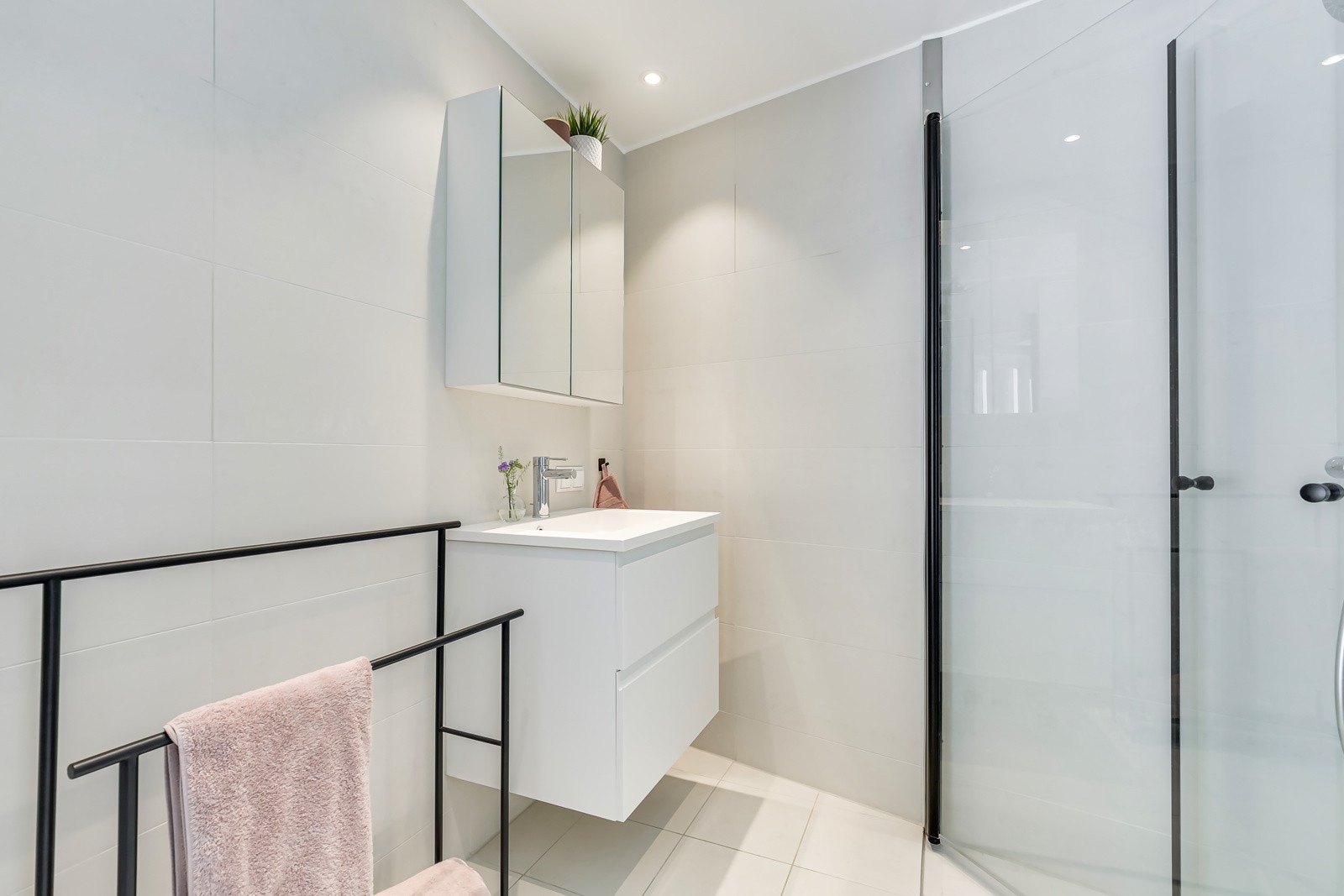 Badet er lyst og moderne og har innredning med skuffer og speilskap. Galleribilde