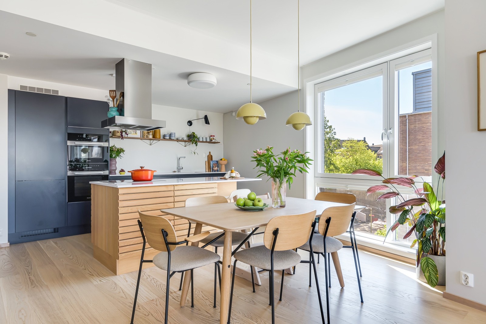 Det er god plass til stort spisebord i nærheten av kjøkkenet. Galleribilde