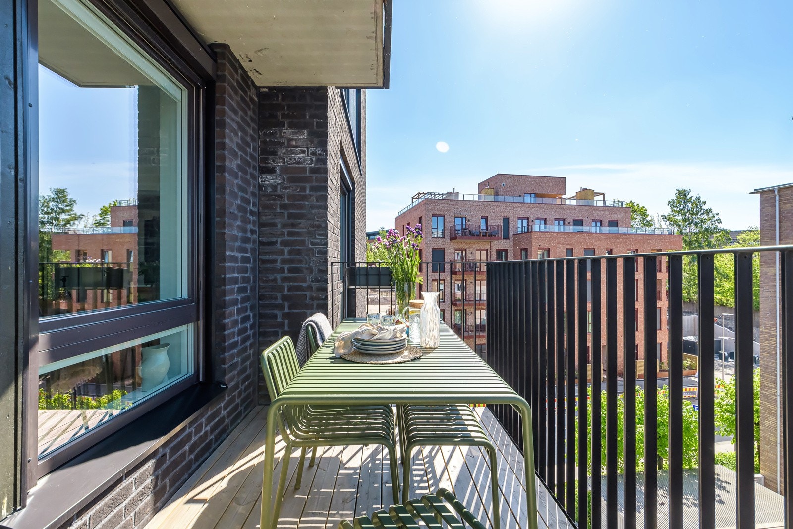 Balkong nr 2 fra stue/kjøkken er sydvendt og et nydelig sted for frokost eller middag. Galleribilde
