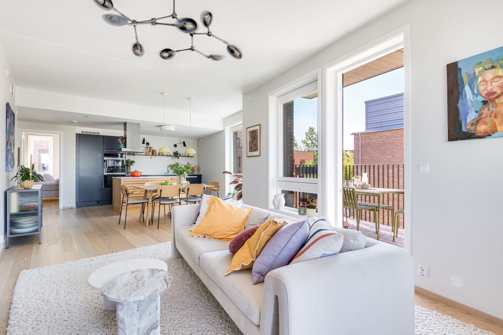 Det er åpen løsning mellom stuen og kjøkkenet som gjør rommet til en sosial plass. Galleribilde