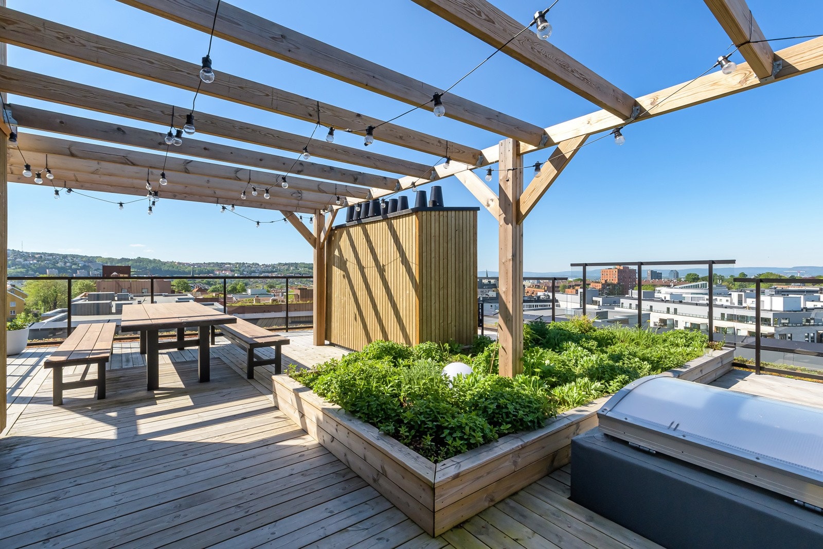 Tilgang til stor, felles takterrasse i bygget - enkel adkomst med heis like utenfor leiligheten. Galleribilde