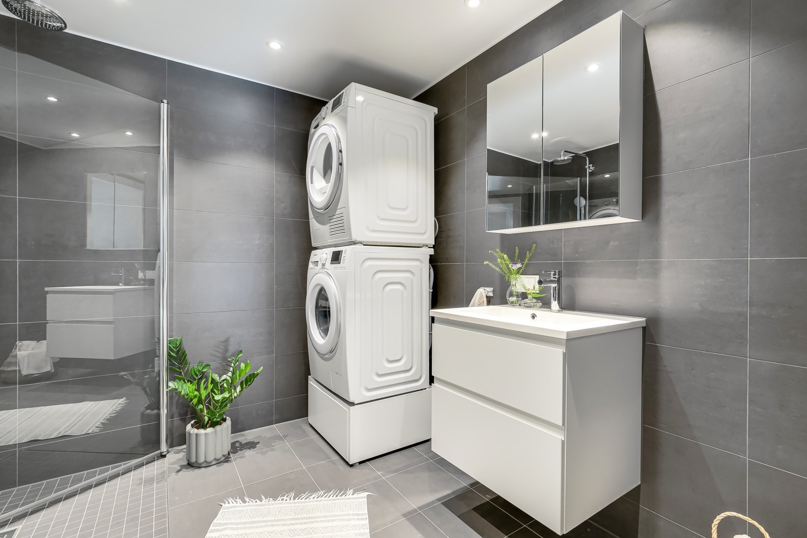 Opplegg for vaskemaskin og tørketrommel. Det er gulvvarme og dimbare spotter i tak. Galleribilde