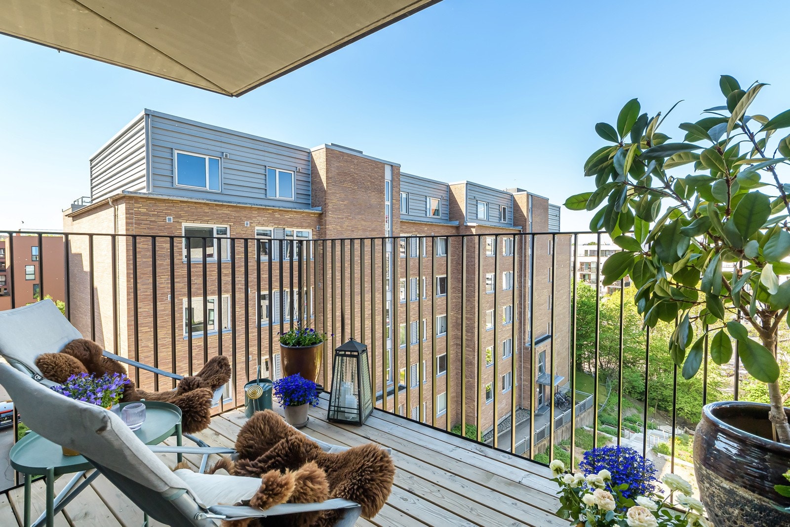 Balkongen har god plass til sittemøbler. Galleribilde